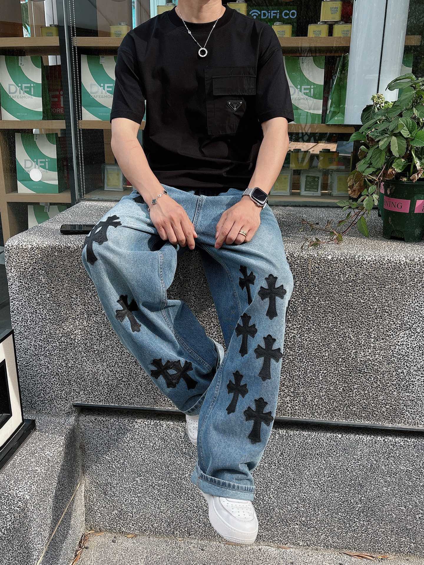   
普拉达 25SS春夏新款首发专柜最新款短袖圆领T恤 高端订制 设计前卫时尚！品牌logo重工艺设计