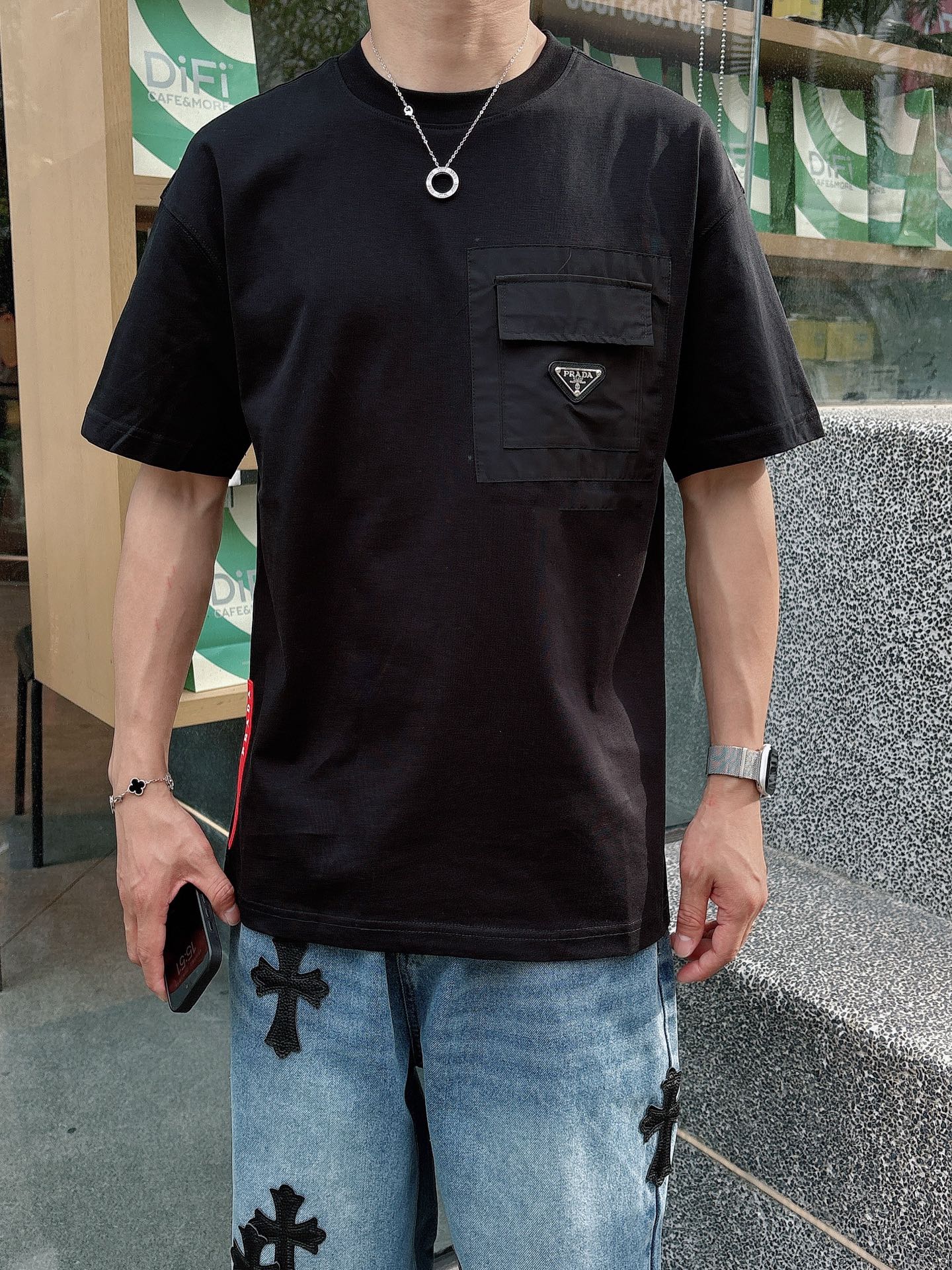   
普拉达 25SS春夏新款首发专柜最新款短袖圆领T恤 高端订制 设计前卫时尚！品牌logo重工艺设计