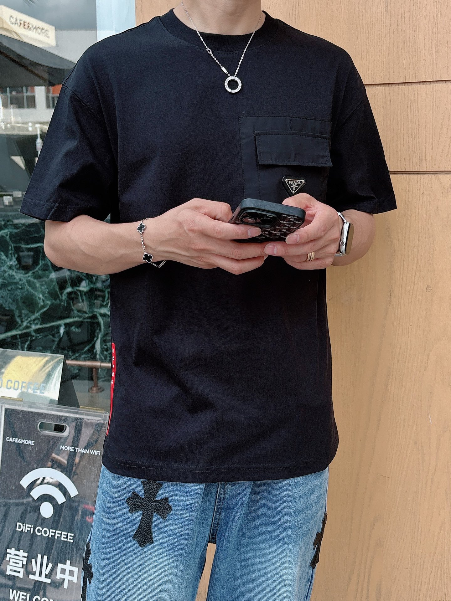   
普拉达 25SS春夏新款首发专柜最新款短袖圆领T恤 高端订制 设计前卫时尚！品牌logo重工艺设计