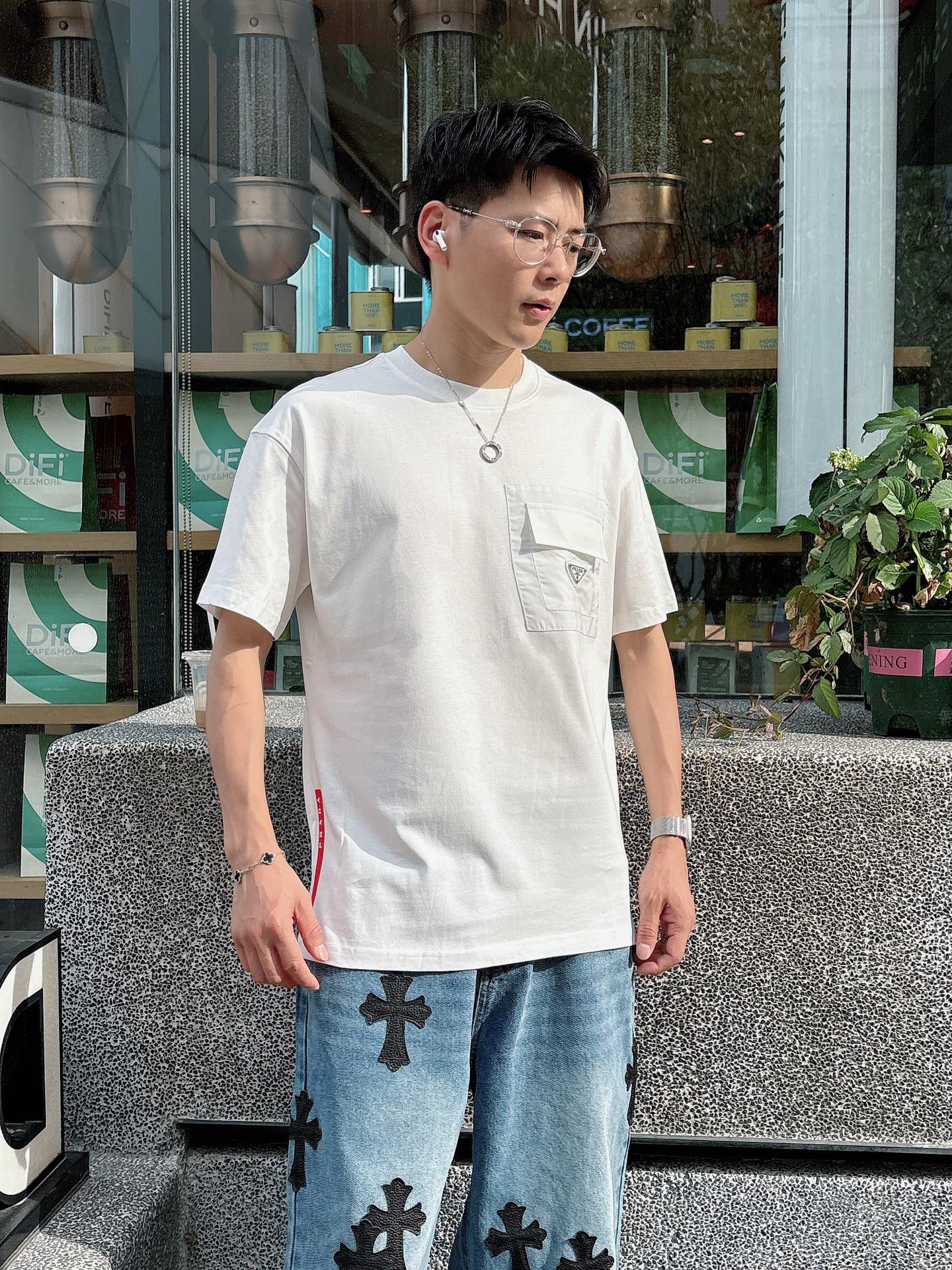   
普拉达 25SS春夏新款首发专柜最新款短袖圆领T恤 高端订制 设计前卫时尚！品牌logo重工艺设计