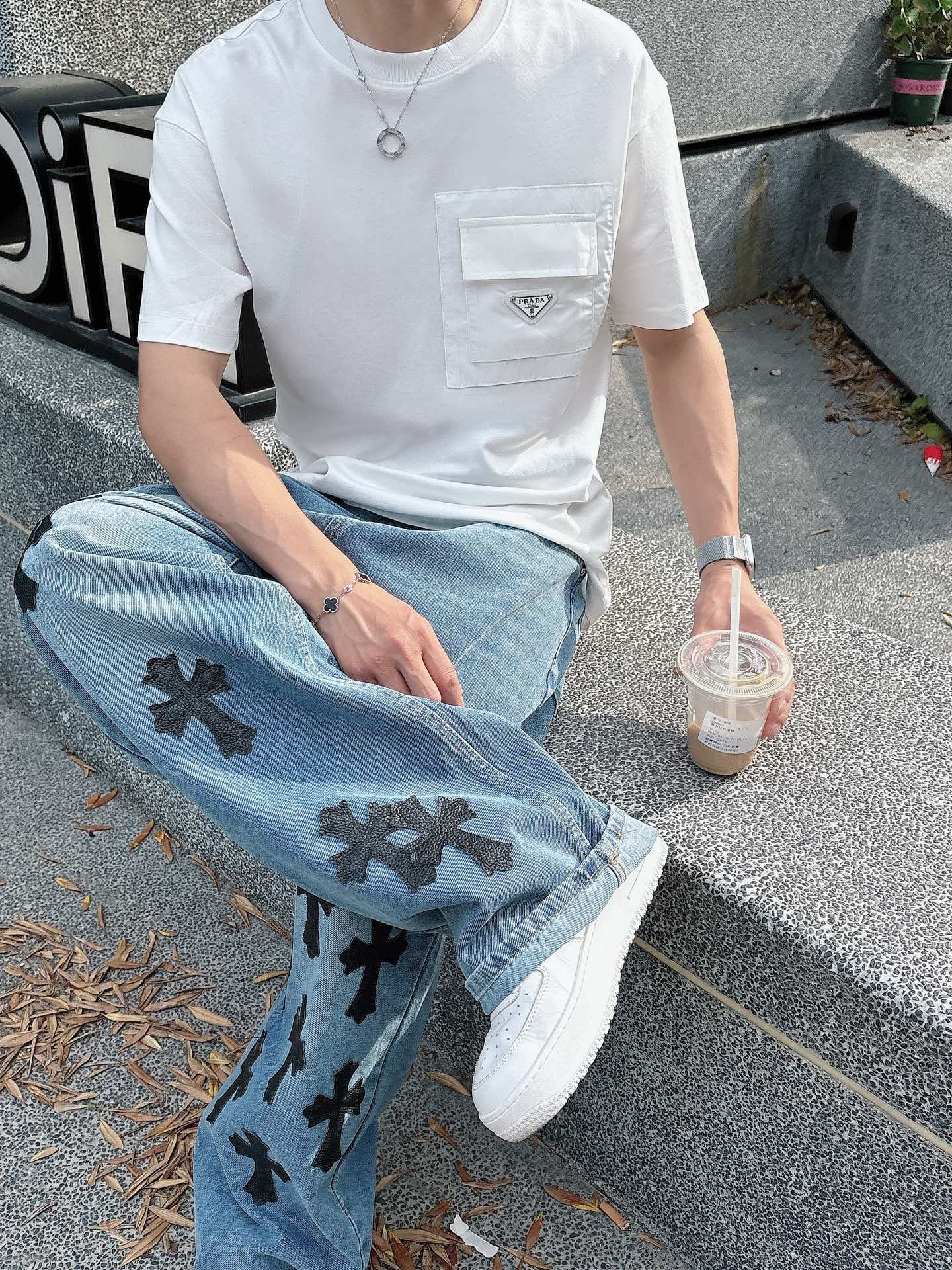   
普拉达 25SS春夏新款首发专柜最新款短袖圆领T恤 高端订制 设计前卫时尚！品牌logo重工艺设计