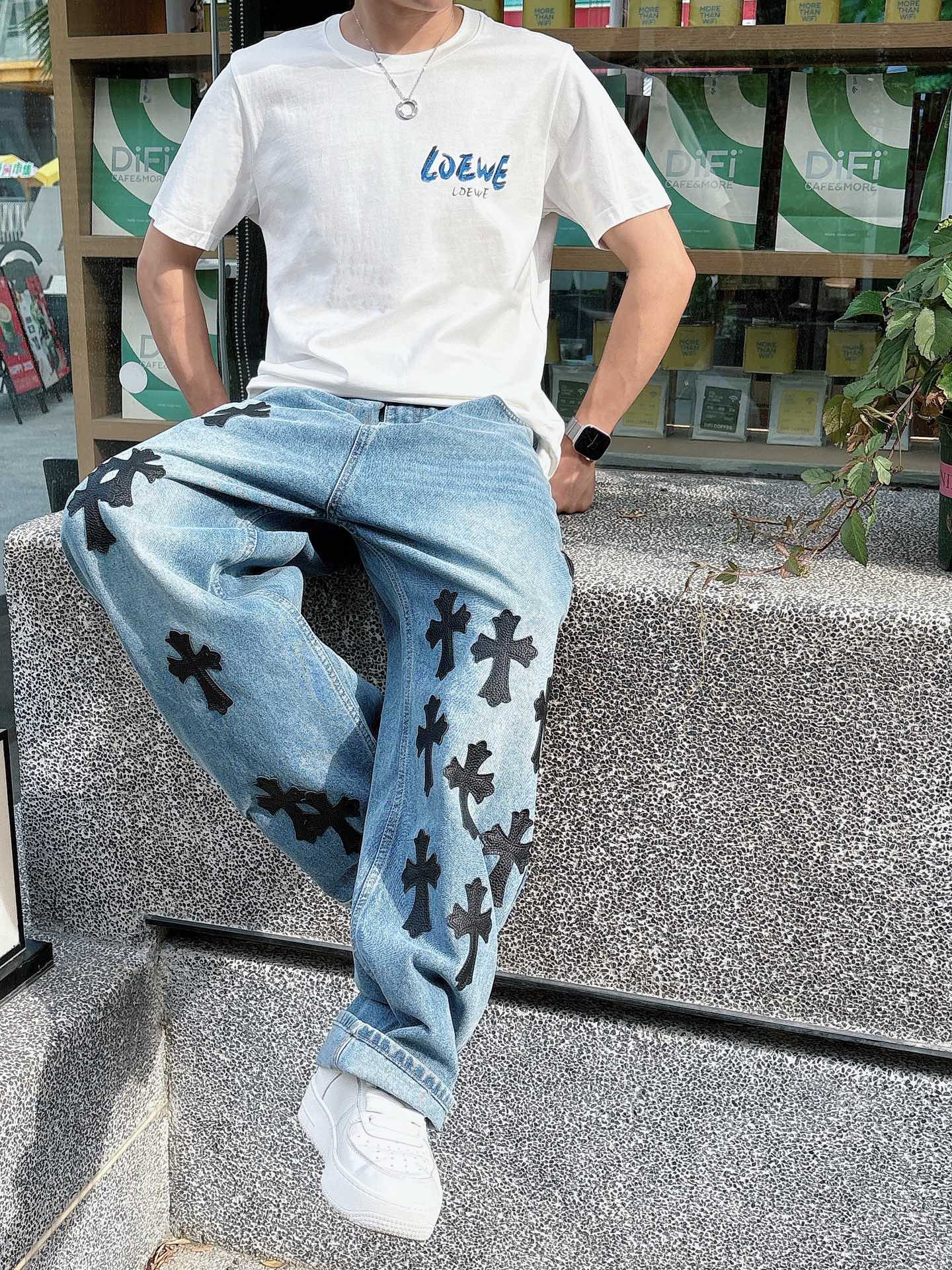   手绘工艺
罗意威 25SS春夏新款首发专柜最新款短袖圆领T恤 高端订制 设计前卫时尚！品牌logo重