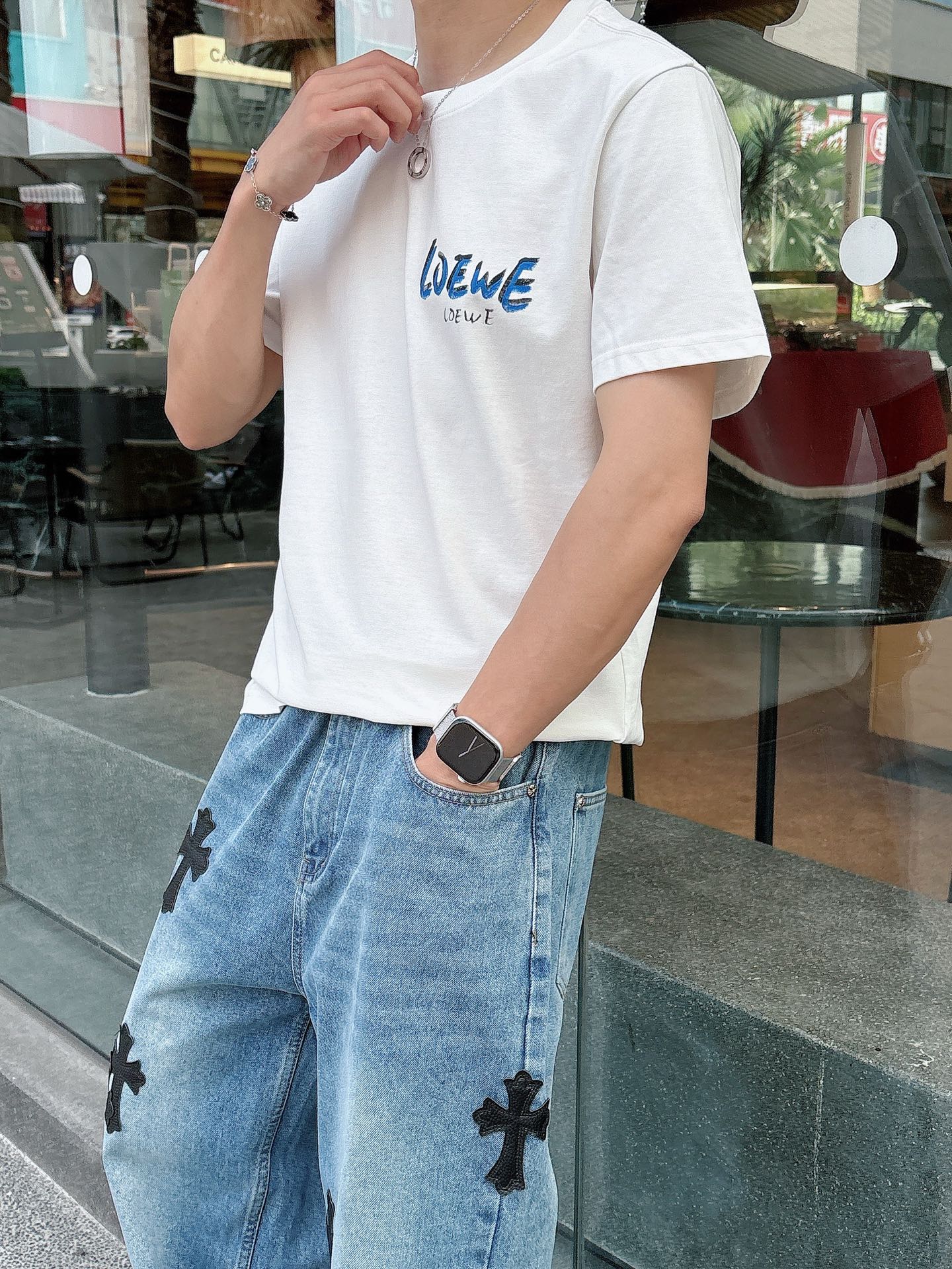   手绘工艺
罗意威 25SS春夏新款首发专柜最新款短袖圆领T恤 高端订制 设计前卫时尚！品牌logo重