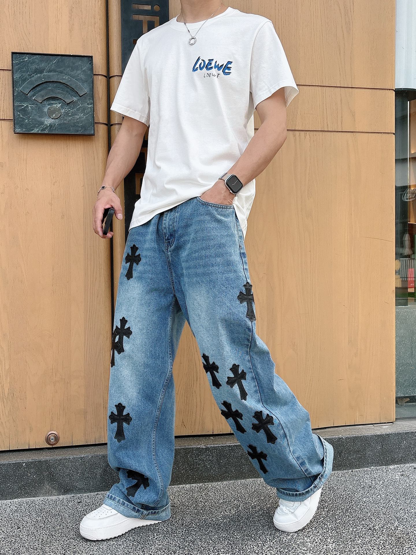   手绘工艺
罗意威 25SS春夏新款首发专柜最新款短袖圆领T恤 高端订制 设计前卫时尚！品牌logo重