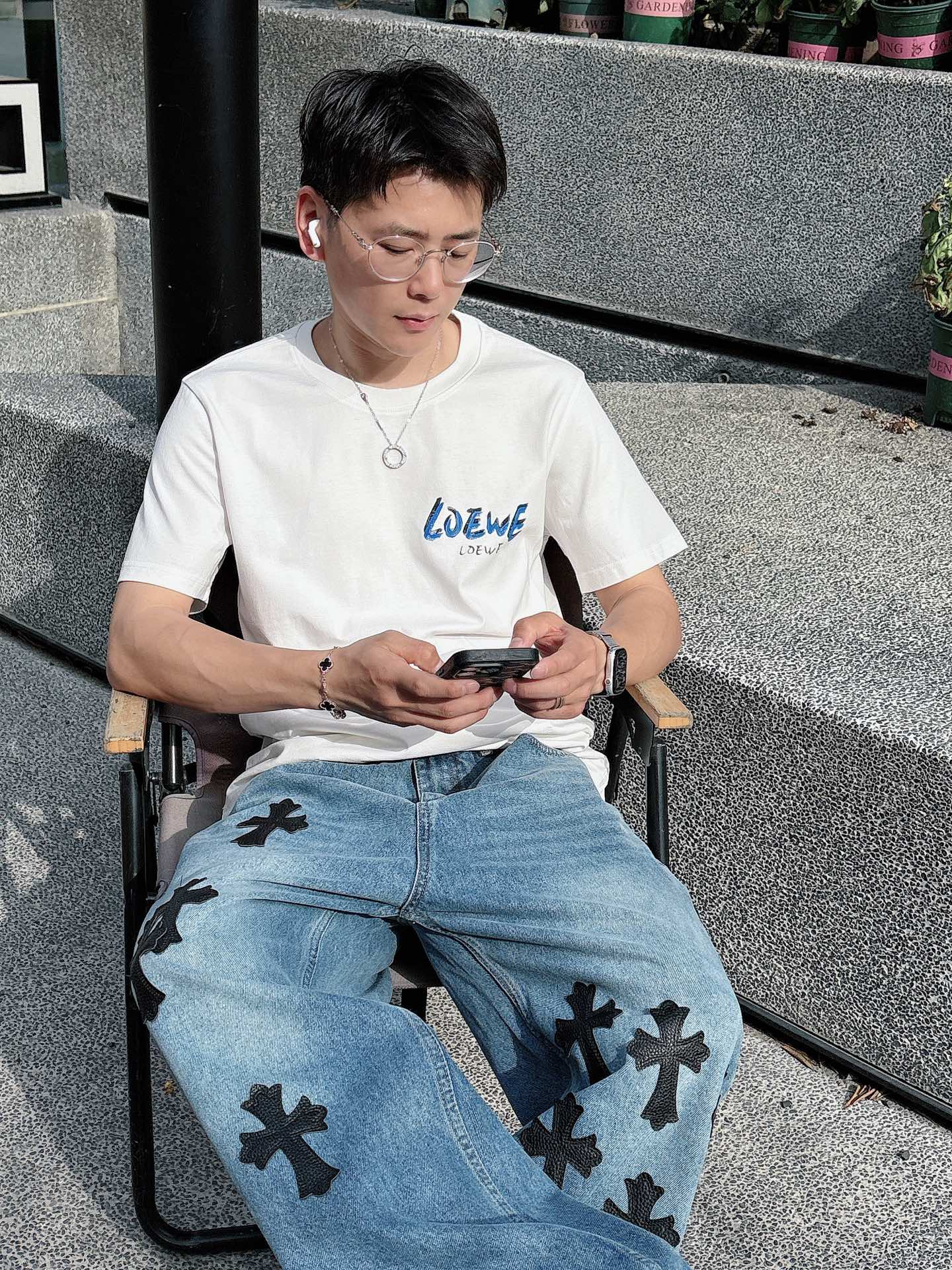   手绘工艺
罗意威 25SS春夏新款首发专柜最新款短袖圆领T恤 高端订制 设计前卫时尚！品牌logo重