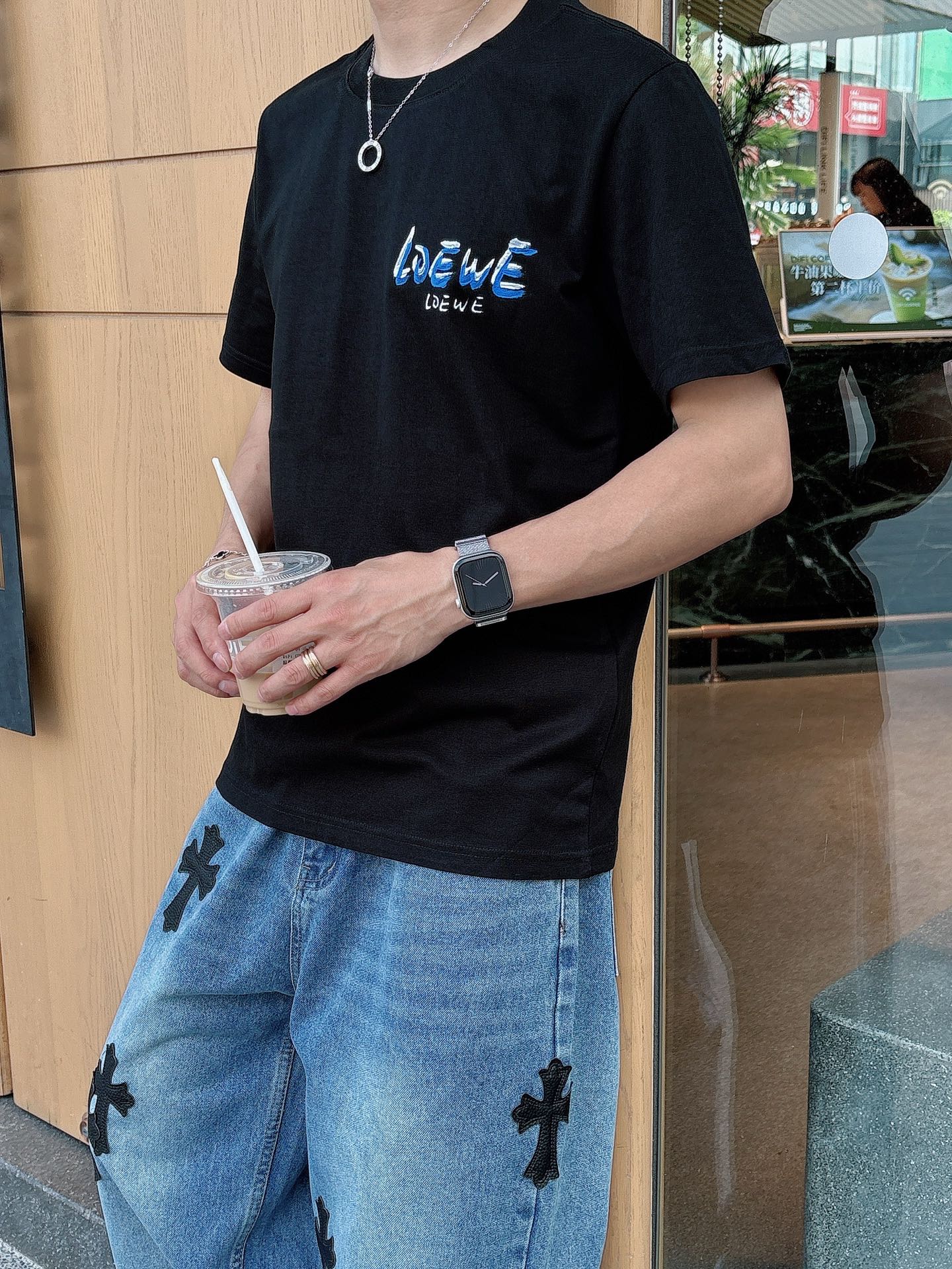   手绘工艺
罗意威 25SS春夏新款首发专柜最新款短袖圆领T恤 高端订制 设计前卫时尚！品牌logo重