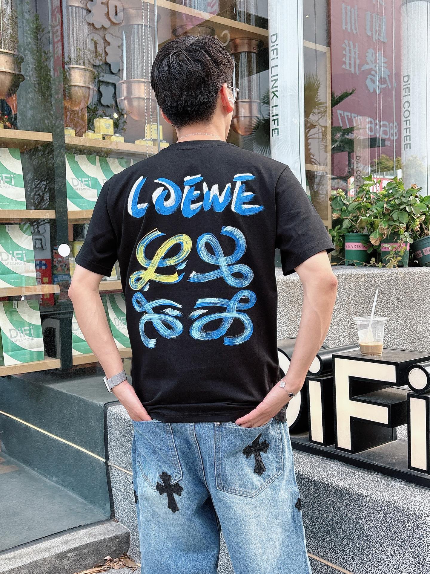   手绘工艺
罗意威 25SS春夏新款首发专柜最新款短袖圆领T恤 高端订制 设计前卫时尚！品牌logo重