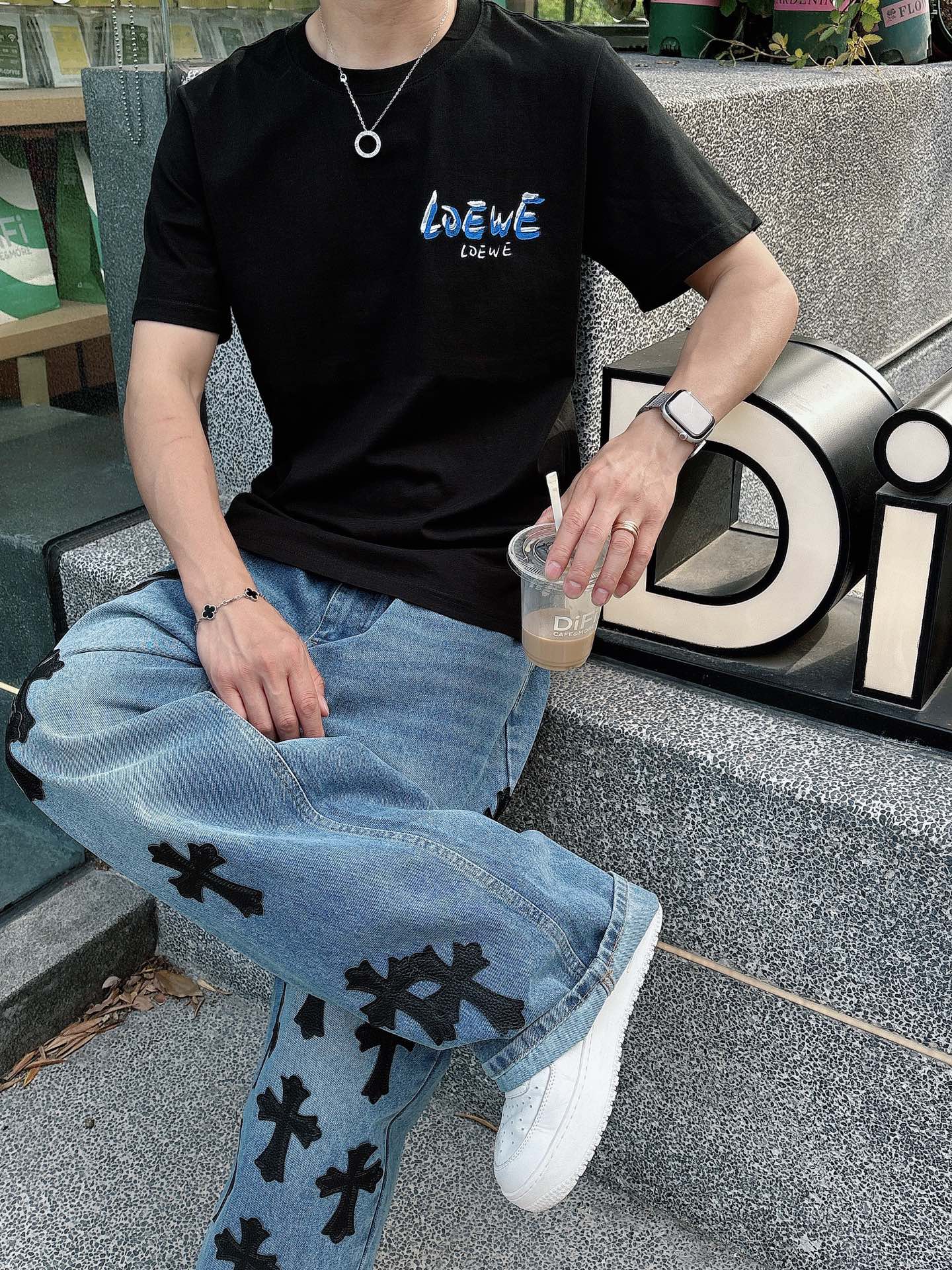   手绘工艺
罗意威 25SS春夏新款首发专柜最新款短袖圆领T恤 高端订制 设计前卫时尚！品牌logo重