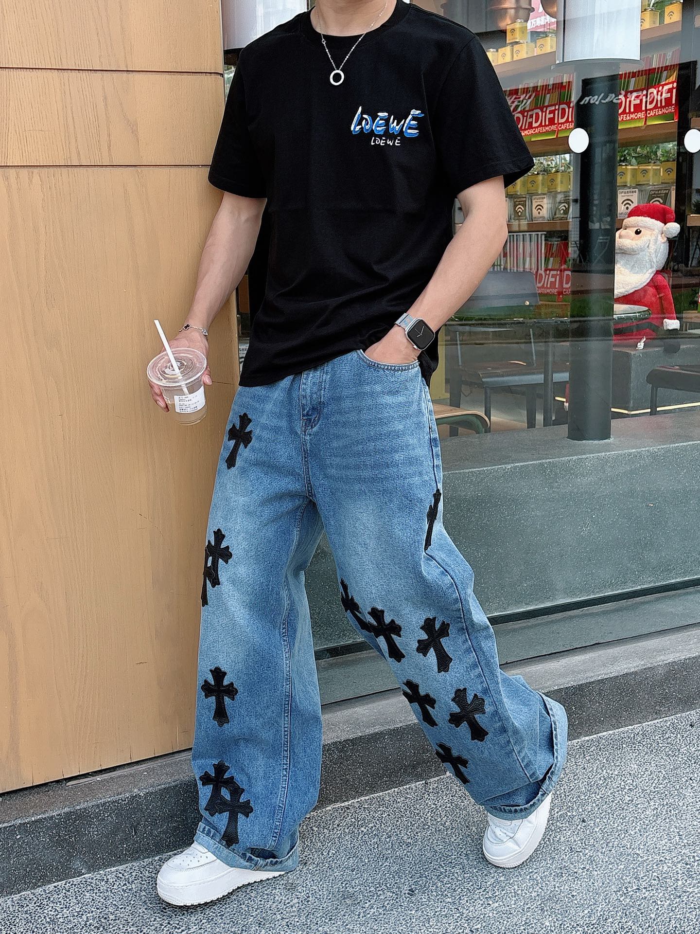   手绘工艺
罗意威 25SS春夏新款首发专柜最新款短袖圆领T恤 高端订制 设计前卫时尚！品牌logo重