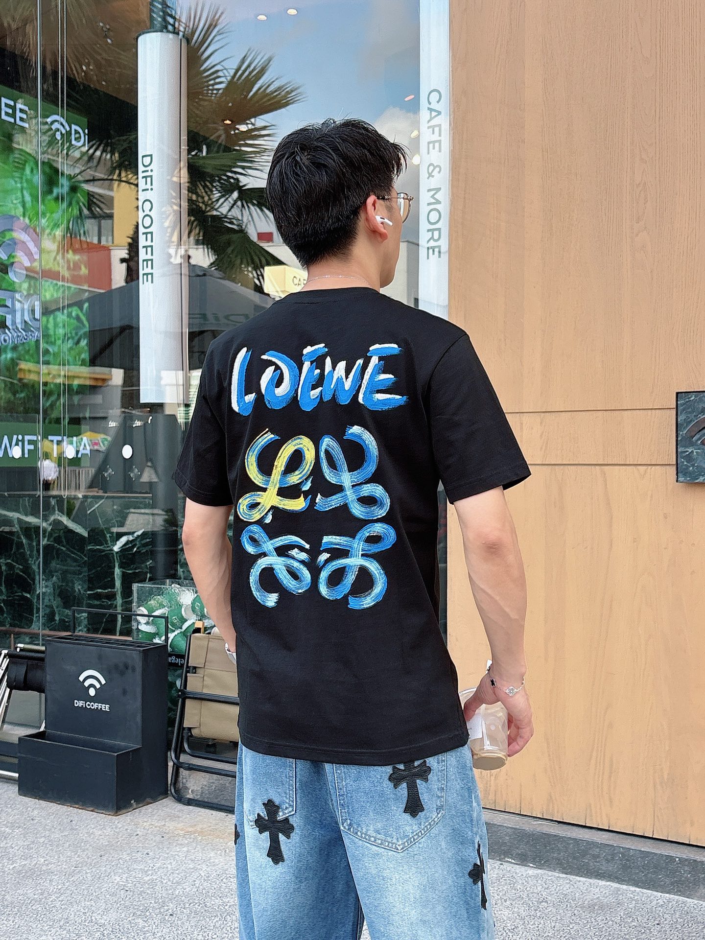   手绘工艺
罗意威 25SS春夏新款首发专柜最新款短袖圆领T恤 高端订制 设计前卫时尚！品牌logo重