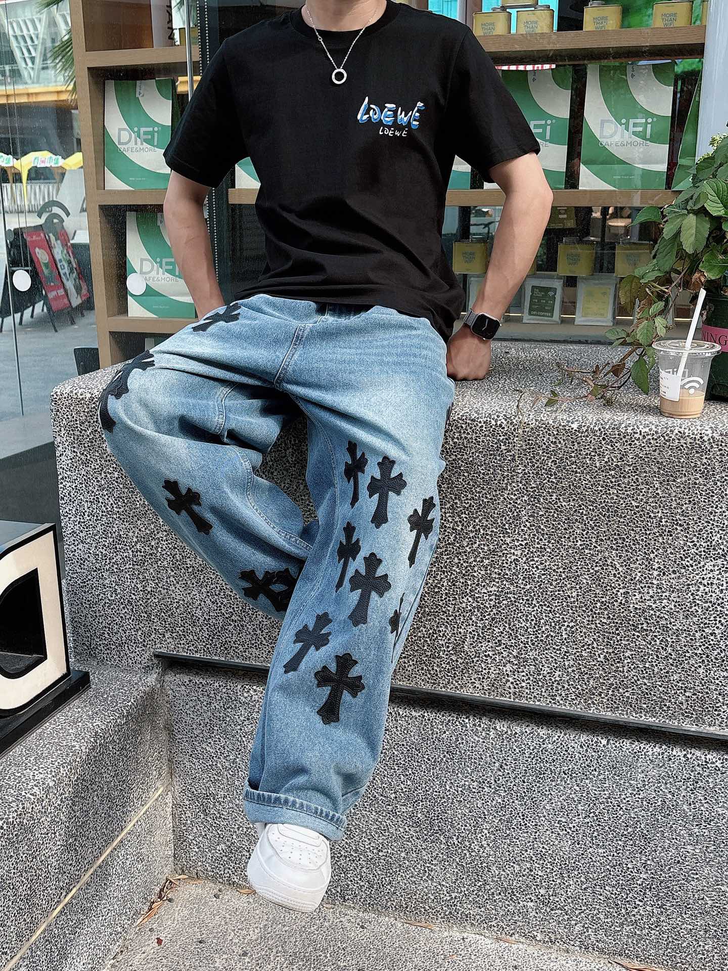   手绘工艺
罗意威 25SS春夏新款首发专柜最新款短袖圆领T恤 高端订制 设计前卫时尚！品牌logo重