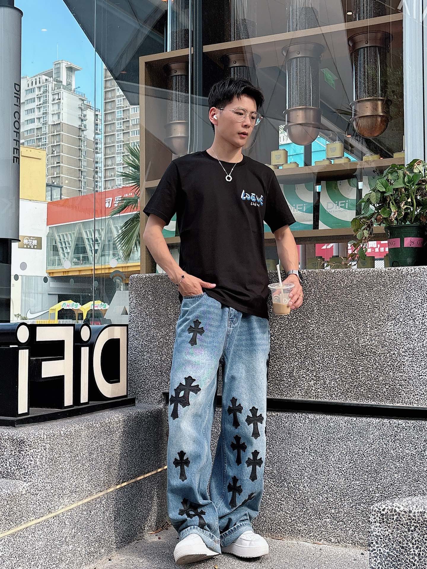   手绘工艺
罗意威 25SS春夏新款首发专柜最新款短袖圆领T恤 高端订制 设计前卫时尚！品牌logo重