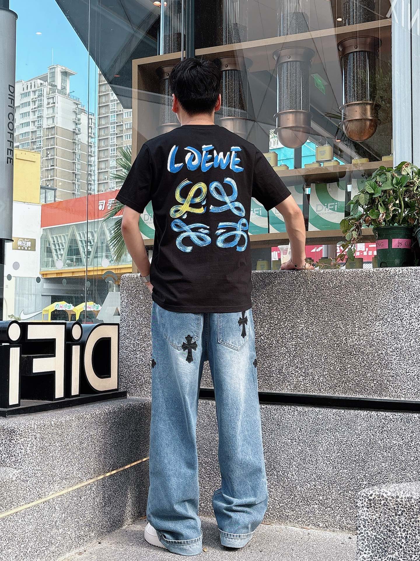   手绘工艺
罗意威 25SS春夏新款首发专柜最新款短袖圆领T恤 高端订制 设计前卫时尚！品牌logo重