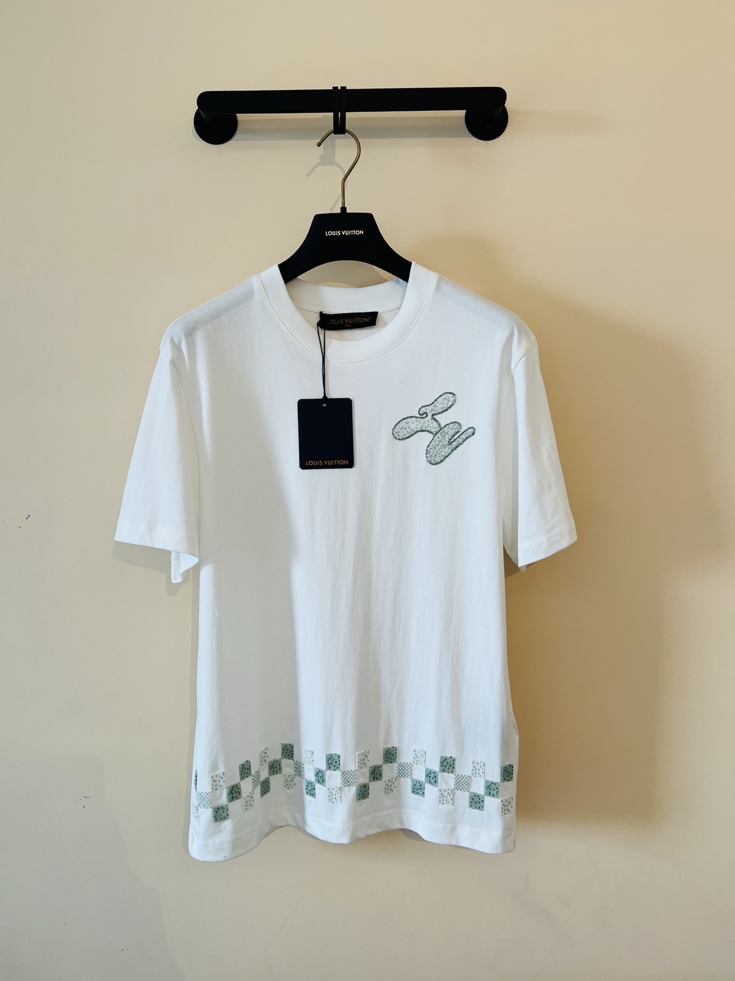 NO:480404,- The new series of Lupai 2025 spring and summer products are launched, a very fashionable and avant-garde short-sleeved style for men and women, logo Ribbon embroidery is copied with a tie design and beaded visual logo pattern embroidery beaded decoration!  Different from the past, it declares the design concept that has been passed down for many years in the brand!  Its eye-catchingness is no less than any style, and it perfectly presents the fashionable, high-end and luxurious feeling in front of the world!  Made of imported cotton materials, selected high-quality pure cotton fabrics, soft and soft to the touch, the real thing is definitely beyond your imagination, close to the body and breathable, even if you sweat profusely, you will not feel greasy or stuffy, and will bring sweating and moisture absorption to the extreme!  Size M-3XL, louis vuitton, T-shirt, alexander wang19860909-驴牌2025春夏全新系列单品上线,非常时髦前卫的一款男女同款短袖,标识Ribbon 刺绣以系结设计临摹串珠观感logo图案刺绣串珠修饰！区别于以往的不同,宣示品牌传承多年的设计理念！其吸睛度完全不亚于任何式,将时髦高级感与奢华感完美呈现在世人眼前！客供进口全棉材质制成,精选优质纯棉面料,触感软糯亲肤细腻,实物到手绝对超乎你的想象,贴身无比舒适透气,即便是汗流浃背也不会有腻身及闷热感可言,将排汗吸湿性发挥到了极致！ 尺码M-3XL,,louis vuitton,T-shirt,alexander wang,Men's clothing