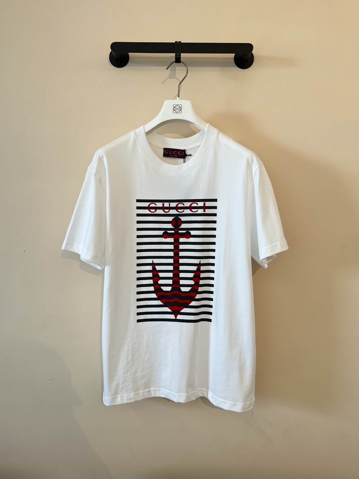 NO:480417,Gucci's new short-sleeved T-shirt for men and women in spring and summer, the latest model is exclusively available on the entire network!  !  ~ It is classic and fashionable and versatile, who doesn’t like it? It will show the classic again. It is very pleasing to the eye and comes with a low luxury halo and recognition!  The traditional brand concept and modern advanced technology are perfectly combined. Coupled with the extremely modern and simple design, the exclusive logo pattern towel embroidery design!  Customized 100% imported pure cotton fabric!  The texture of this model is quite touching, the specifications and grades are known with tentacles. The degree of delicateness and breathability are top-notch!  Size M-3XL, gucci, T-shirt,tees, t-shirt,alexander wang19860909古驰2025春夏新款男女同款短袖T恤,最新款全网独家首上！！~既经典有时尚百搭,谁不爱啊,将经典再次展现,非常的耐看,自带低奢光环与辨识度！传统的品牌理念和现代化的先进技术进行了完美结合.加上极其现代摩登风范的简约设计,专属logo图案毛巾绣设计！定制百分百进口纯棉面料！此款的质感相当感人 触手便知规格档次 细腻程度与透气效果堪称顶级！尺码M-3XL,,gucci,T-shirt,tees，t-shirt,alexander wang,Men's clothing