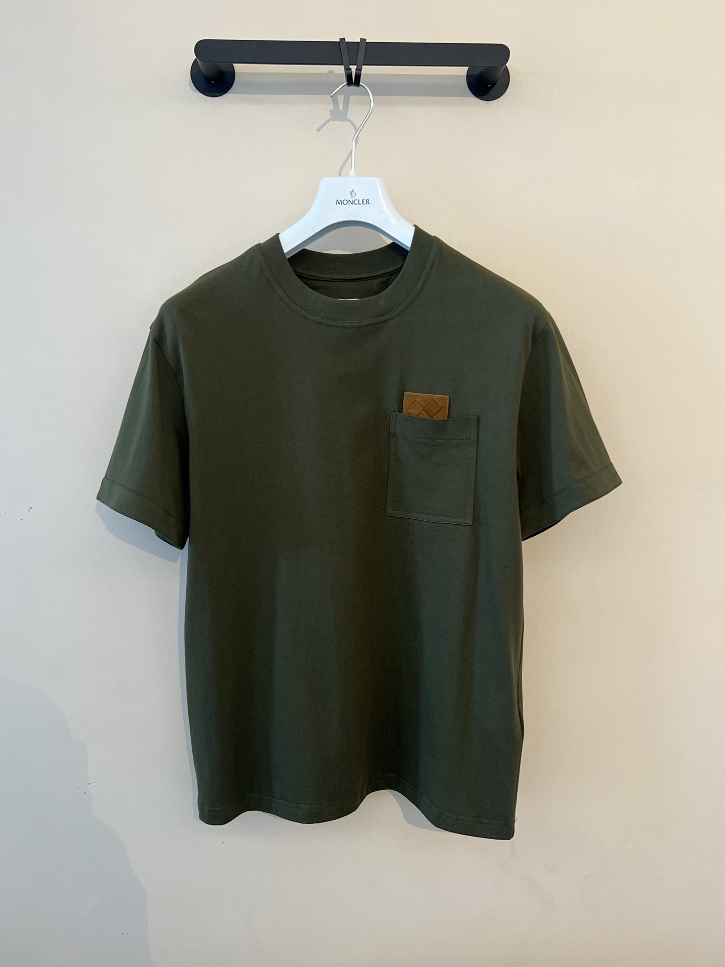 NO:480446,-BV diamond leather label pocket short-sleeved T-shirt Warm reminder Due to the characteristics of leather and weaving technology, it is recommended to use 15 minutes to quickly wash to avoid excessive washing or soaking. Lightweight pure cotton fabric, soft and comfortable to touch, and it fits very well with the skin. Washable woven suede front patch, matte texture gives a unique matte effect and soft feel. Cuff hidden letter embroidery Number M-3XL, bottega veneta, T-shirt,tees, t-shirt, alexander wang19860909-BV菱格皮标口袋短袖T恤 温馨提示由于皮革和编织工艺的特性,建议使用15分钟快洗,避免过度水洗或浸泡. 轻盈质地纯棉质面料,手感柔软舒适,穿着起来非常贴合皮肤. 可水洗编织绒面革正面贴饰,磨砂纹理赋予独特的哑光效果,手感柔软.袖口隐藏式字母刺绣 码数M-3XL,,bottega veneta,T-shirt,tees，t-shirt,alexander wang,Men's clothing