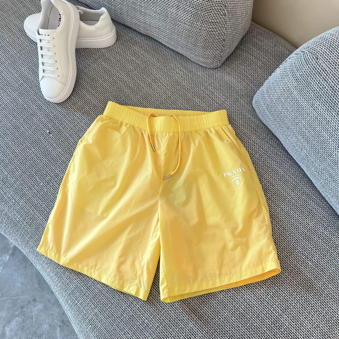 NO:480391,PRADA 2025s new five-point shorts, classic prada letter logo under the pocket.  Back pocket prada triangle iron mark matching.  Original hardware.  Simple and advanced!  Haute Couture P home parachute fabric.  The upper body is unrestrained, comfortable and breathable.  The same style for men and women!  Size S-XL, prada, shorts, alexander wang19860909PRADA 2025s新款五分短裤,口袋下方经典prada字母标识．后口袋prada三角铁标搭配．原版五金．简单高级！高定P家降落伞面料．上身无束缚感,舒适透气．男女同款！尺码S-XL,,prada,shorts,alexander wang,Men's clothing