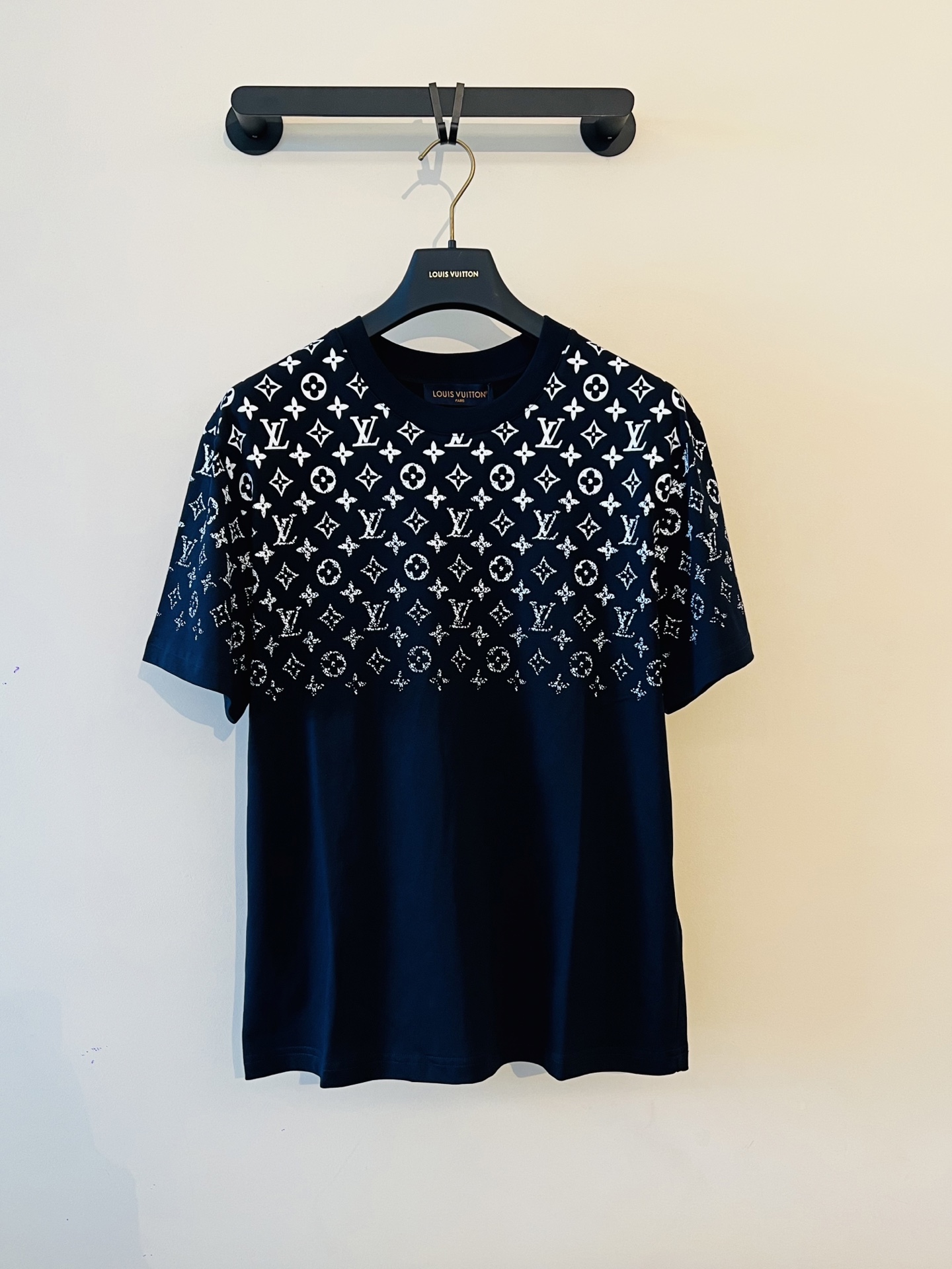 NO:480440,LV2025 spring and summer new short-sleeved T-shirt for men and women, the latest model is exclusively available on the entire network!  !  ~ It is classic and fashionable and versatile, who doesn’t like it? It will show the classic again. It is very pleasing to the eye and comes with a low luxury halo and recognition!  The traditional brand concept and modern advanced technology are perfectly combined. Coupled with the extremely modern and simple design, the exclusive logo pattern towel embroidery design!  Customized 100% imported pure cotton fabric!  The texture of this model is quite touching, the specifications and grades are known with tentacles. The degree of delicateness and breathability are top-notch!  Size M-3XL, louis vuitton, T-shirt,tees, t-shirt,alexander wang19860909LV2025春夏新款男女同款短袖T恤,最新款全网独家首上！！~既经典有时尚百搭,谁不爱啊,将经典再次展现,非常的耐看,自带低奢光环与辨识度！传统的品牌理念和现代化的先进技术进行了完美结合.加上极其现代摩登风范的简约设计,专属logo图案毛巾绣设计！定制百分百进口纯棉面料！此款的质感相当感人 触手便知规格档次 细腻程度与透气效果堪称顶级！尺码M-3XL,,louis vuitton,T-shirt,tees，t-shirt,alexander wang,Men's clothing