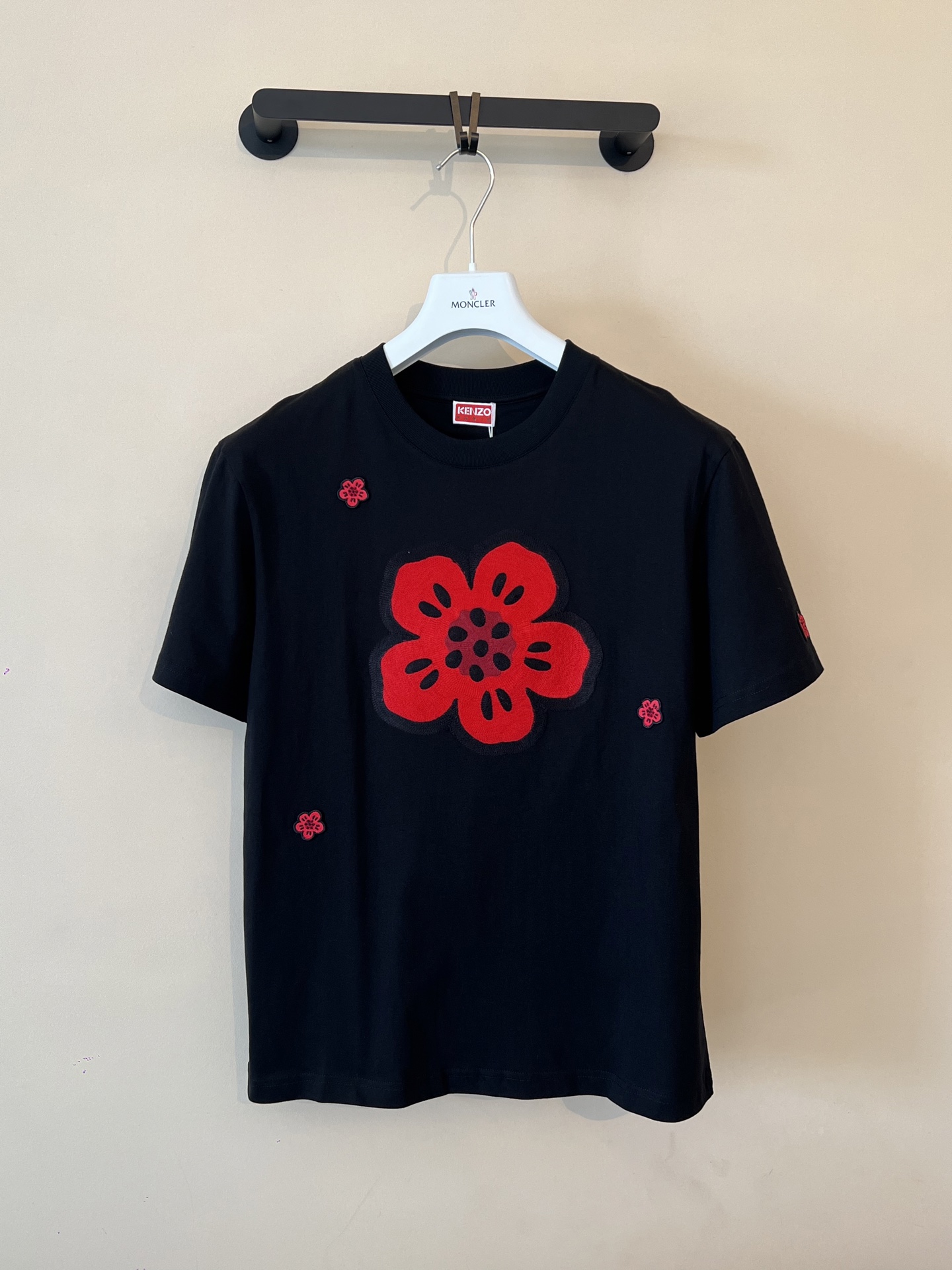 NO:480425,kenzo 2025 spring and summer new short-sleeved T-shirt for men and women, the latest model is exclusively available on the entire network!  !  ~ It is classic and fashionable and versatile, who doesn’t like it? It will show the classic again. It is very pleasing to the eye and comes with a low luxury halo and recognition!  The traditional brand concept and modern advanced technology are perfectly combined. Coupled with the extremely modern and simple design, the exclusive logo pattern towel embroidery design!  Customized 100% imported pure cotton fabric!  The texture of this model is quite touching, the specifications and grades are known with tentacles. The degree of delicateness and breathability are top-notch!  Size M-3XL, T-shirt,tees,t-shirt,alexander wang19860909kenzo2025春夏新款男女同款短袖T恤,最新款全网独家首上！！~既经典有时尚百搭,谁不爱啊,将经典再次展现,非常的耐看,自带低奢光环与辨识度！传统的品牌理念和现代化的先进技术进行了完美结合.加上极其现代摩登风范的简约设计,专属logo图案毛巾绣设计！定制百分百进口纯棉面料！此款的质感相当感人 触手便知规格档次 细腻程度与透气效果堪称顶级！尺码M-3XL,,T-shirt,tees，t-shirt,alexander wang,Men's clothing