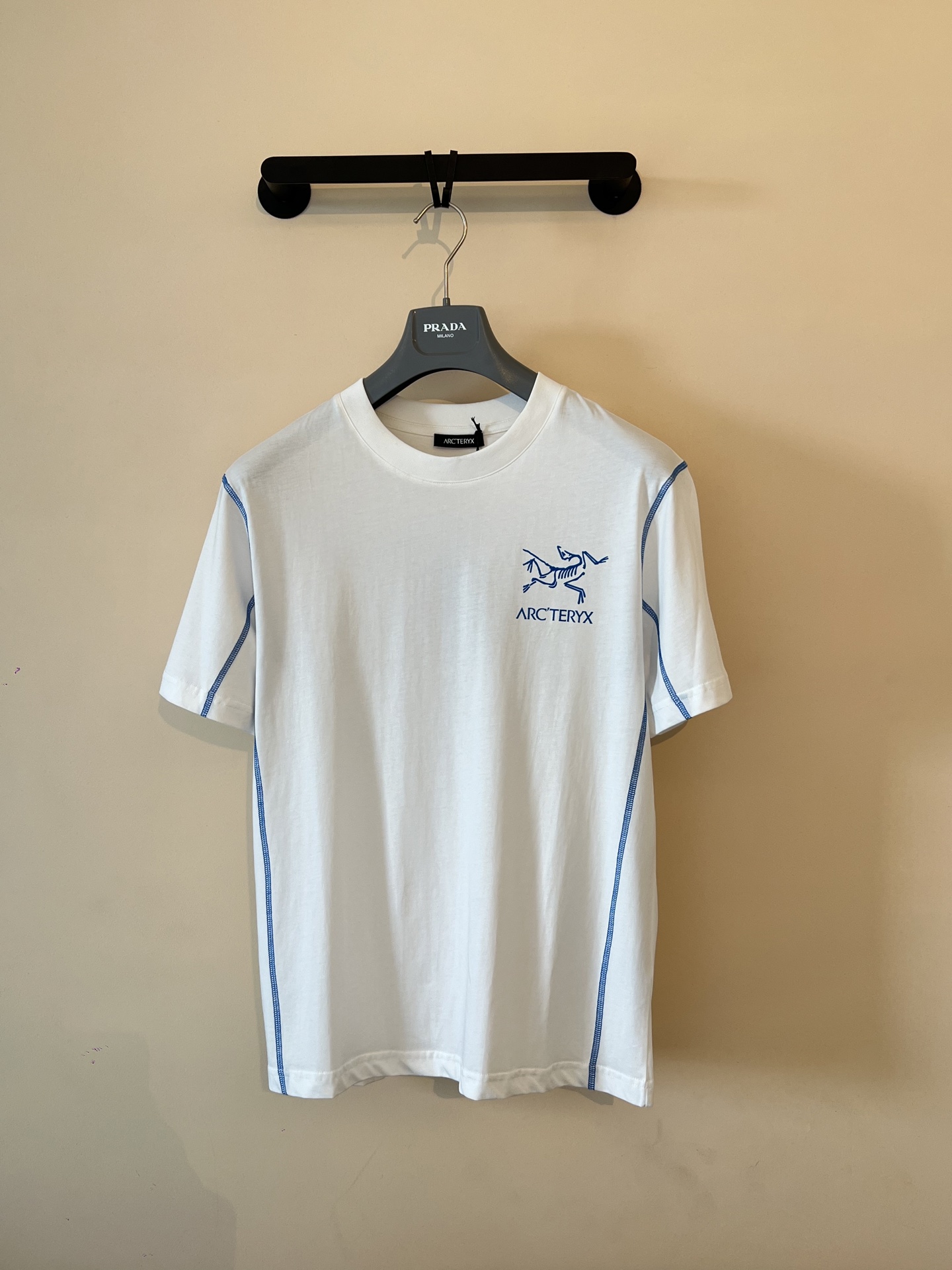 NO:480421,Archaeopteryx 2025 spring and summer new short-sleeved T-shirt for men and women, the latest model is exclusively available on the entire network!  !  ~ It is classic and fashionable and versatile, who doesn’t like it? It will show the classic again. It is very pleasing to the eye and comes with a low luxury halo and recognition!  The traditional brand concept and modern advanced technology are perfectly combined. Coupled with the extremely modern and simple design, the exclusive logo pattern towel embroidery design!  Customized 100% imported pure cotton fabric!  The texture of this model is quite touching, the specifications and grades are known with tentacles. The degree of delicateness and breathability are top-notch!  Size M-3XL, arc'teryx, T-shirt,tees, t-shirt,alexander wang19860909始祖鸟2025春夏新款男女同款短袖T恤,最新款全网独家首上！！~既经典有时尚百搭,谁不爱啊,将经典再次展现,非常的耐看,自带低奢光环与辨识度！传统的品牌理念和现代化的先进技术进行了完美结合.加上极其现代摩登风范的简约设计,专属logo图案毛巾绣设计！定制百分百进口纯棉面料！此款的质感相当感人 触手便知规格档次 细腻程度与透气效果堪称顶级！尺码M-3XL,arc'teryx,T-shirt,tees，t-shirt,alexander wang,Men's clothing