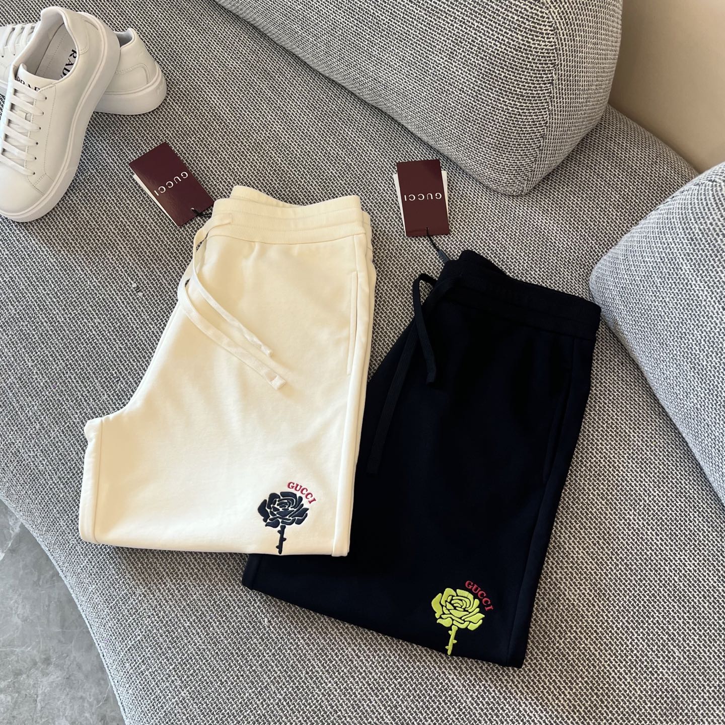 NO:480403,P GUCCI 2025ss Spring and Summer New Floral Embroidery Men's Casual Drawstring Shorts, simple, neat and refreshing, the quality workmanship details can stand any form of test, simple, generous and versatile style, elegant and handsome on the upper body, a brand new visual sense!  Invincible appearance, very detailed, complete three standards, size S-XL, gucci, shorts, alexander wang19860909P GUCCI 2025ss春夏新款花卉刺绣男士休闲抽绳短裤,简洁利落又清爽,品质做工细节经得起任何形式检验,简约大方百搭款 上身优雅帅气,焕然一新的即视感！品相无敌,细节都很到位,三标齐全,尺码S-XL,,gucci,shorts,alexander wang,Men's clothing