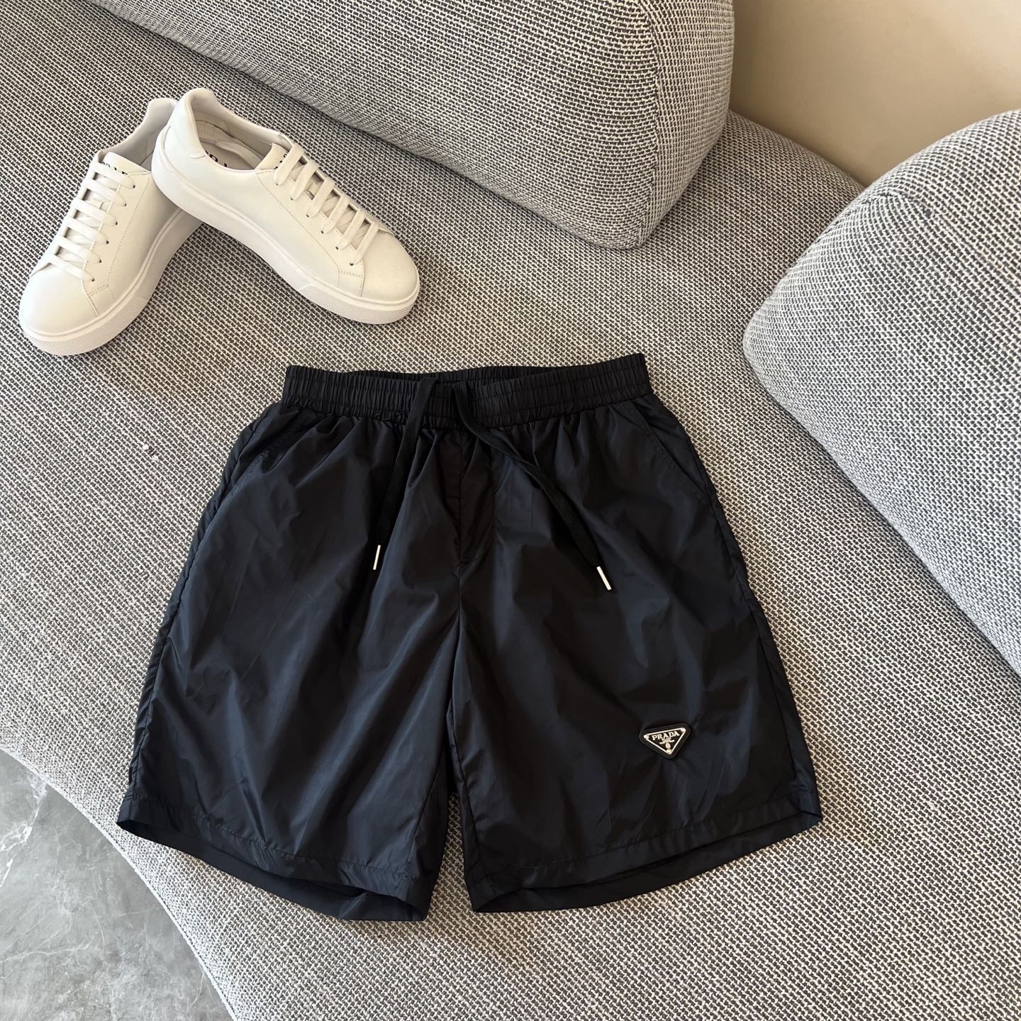 NO:480395,Prada, 2025 hot casual shorts, high elasticity and slimming, simple and versatile, with fine workmanship, every needle can be seen with care, many celebrity celebrities love the most, lengthen the body proportions!  Micro-spin ^_^Comfortable fabric Details S-XL, prada, shorts, alexander wang19860909普拉达、2025爆款休闲短裤 高弹显瘦必爆简约百搭爆款,做工精细,每一针都看得到用心,超多明星网红最爱 拉长身材比例哦！微弹 ^_^舒适面料 细节体码数S-XL,,prada,shorts,alexander wang,Men's clothing