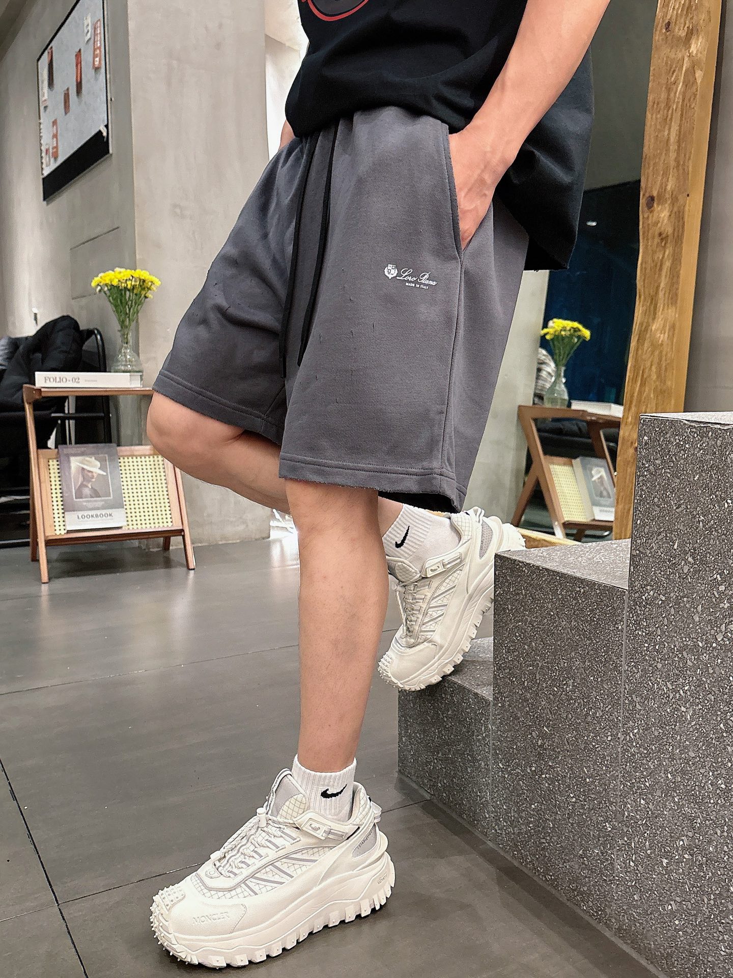 NO:412516,Loro Liana (LP) 2025 shorts new craftsmanship hot flowers, new spring and summer new styles in the first counter, the latest short-sleeved round-neck T-shirt, the same style on the official website, high-end customization, avant-garde and fashionable design!  Brand logo heavy craftsmanship design, high-end pure cotton fabric, soft feel, comfortable to wear, exquisite counter-level car line, fine workmanship, invincible and handsome upper body effect!  A must-have item for handsome men!  Color white black gray Pants size 29-38 exclusively available, loro piana, loro piana, shorts, T-shirt, tees, t-shirt, alexander wang19860909Loro Liana (LP)2025短裤新工艺烫花 春夏新款首发专柜最新款短袖圆领T恤 官网同款 高端订制 设计前卫时尚！品牌logo重工艺设计 高端定纯棉面料.手感柔软. 穿着舒适.专柜级别精致车线.做工精细.上身效果无敌帅气！型男必备单品！ 颜色白色 黑色 灰 裤子码数29-38独家专供,,loro piana,loro piana,shorts,T-shirt,tees，t-shirt,alexander wang,Men's clothing