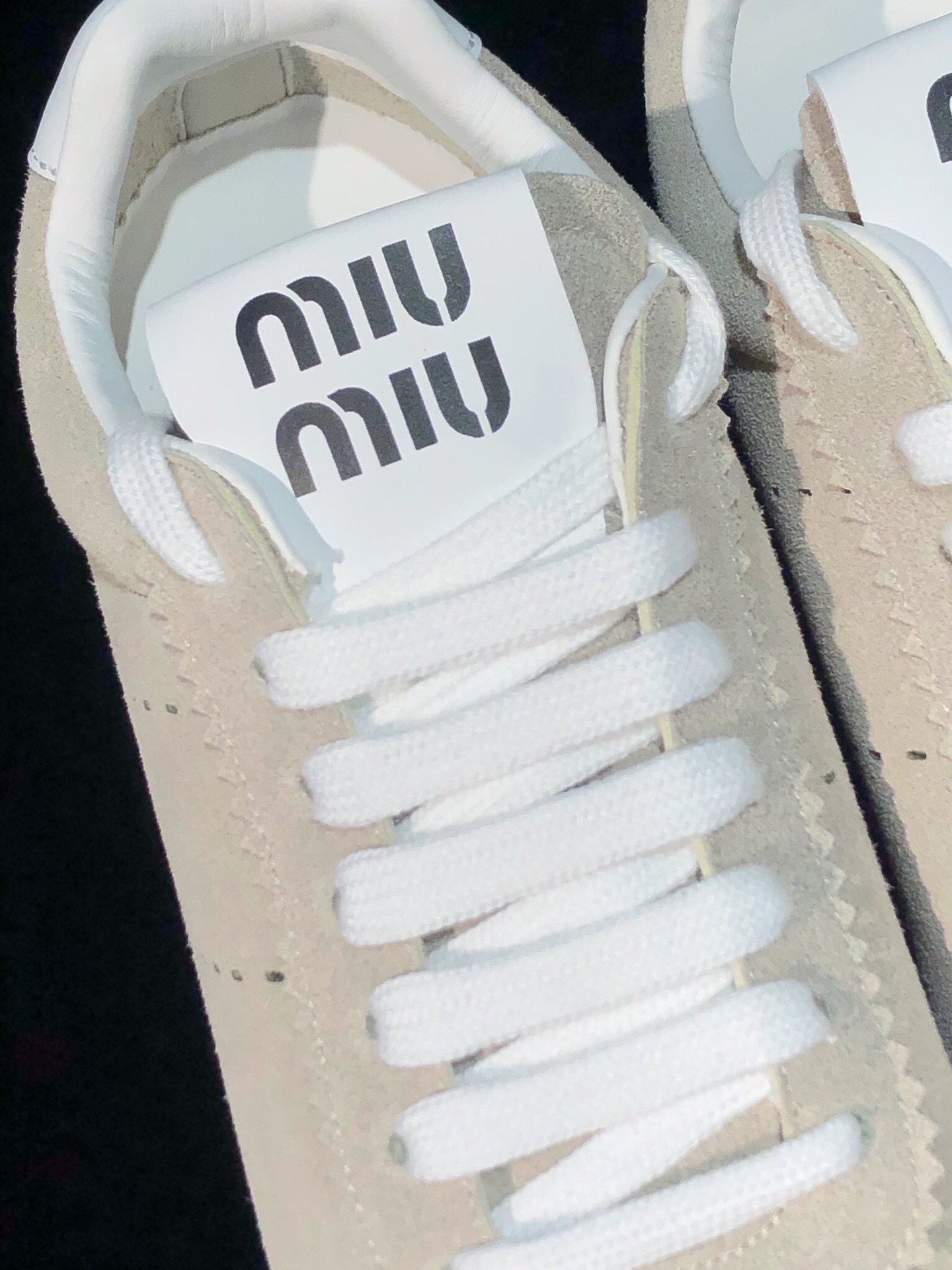 MiuMiu“青春跳脱”24早春款德训鞋MiuMiu新款运动鞋采用绒面革制成精致考究的做工和材质与轻盈时