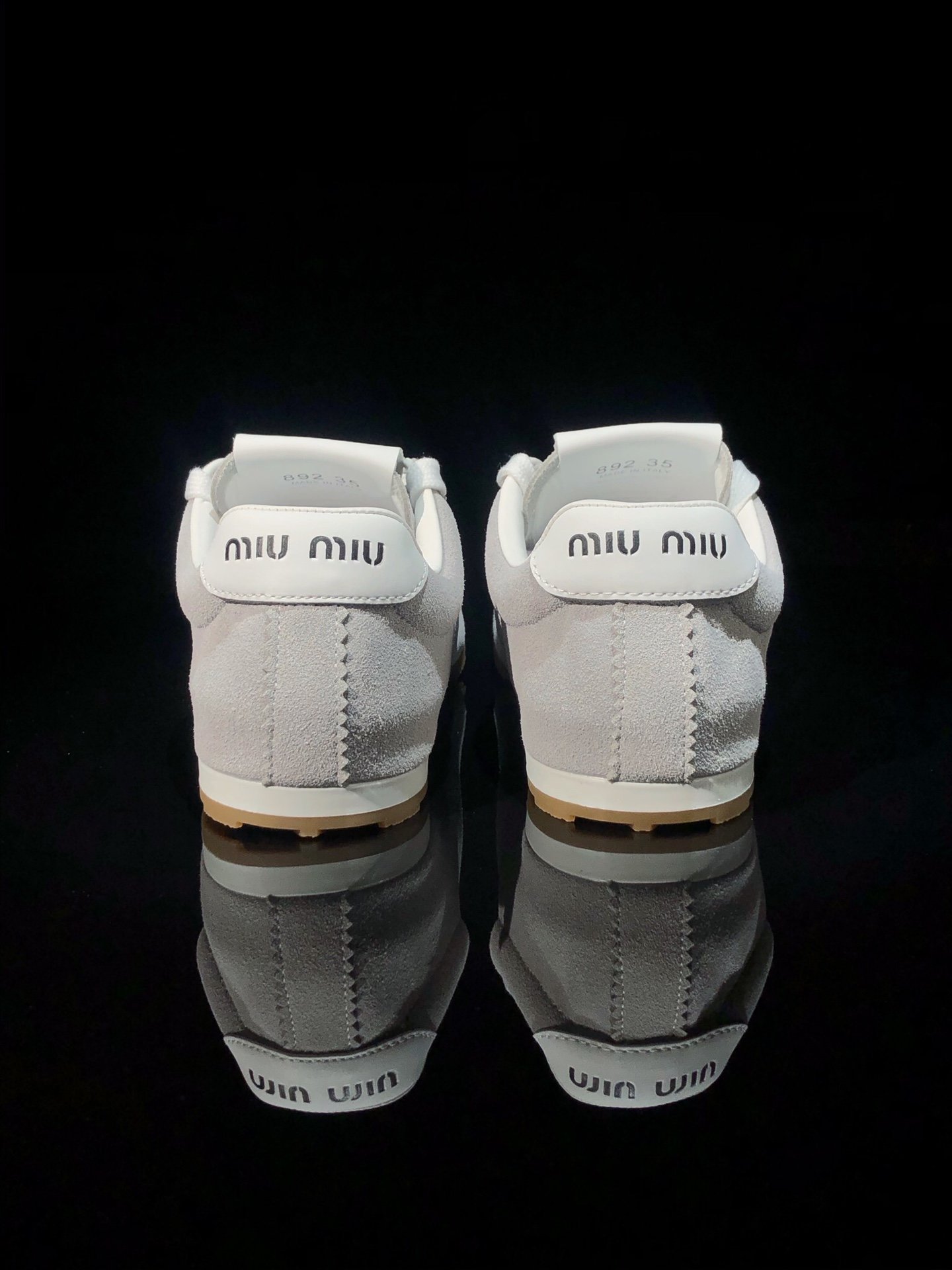 MiuMiu“青春跳脱”24早春款德训鞋MiuMiu新款运动鞋采用绒面革制成精致考究的做工和材质与轻盈时