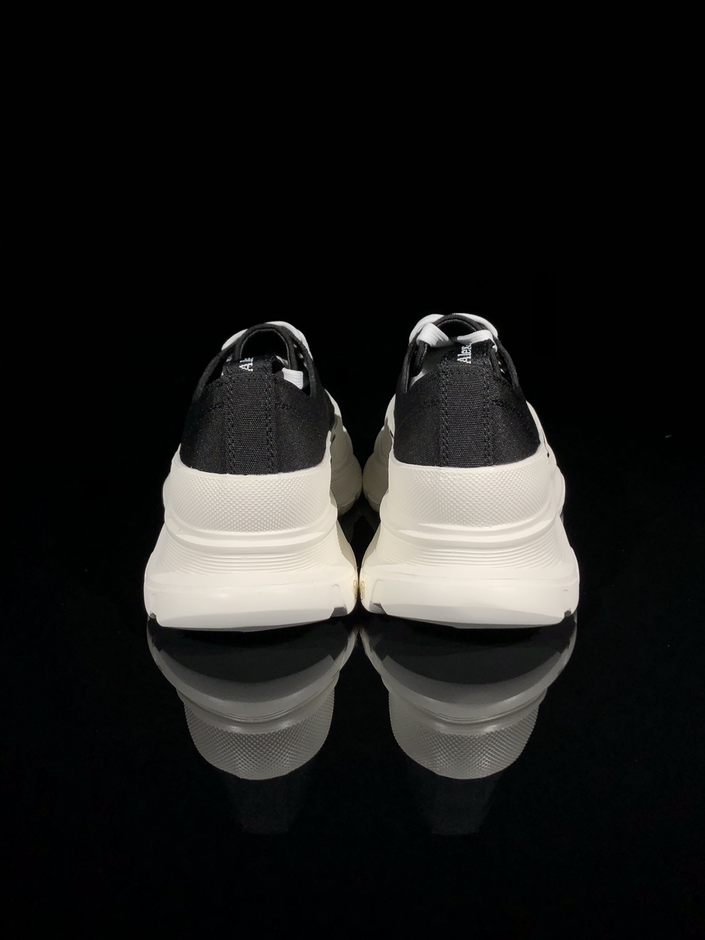 Recommended for refreshing summer: McQueen canvas dad shoes with 7 cm thick soles to increase height and turn your legs into long legs
