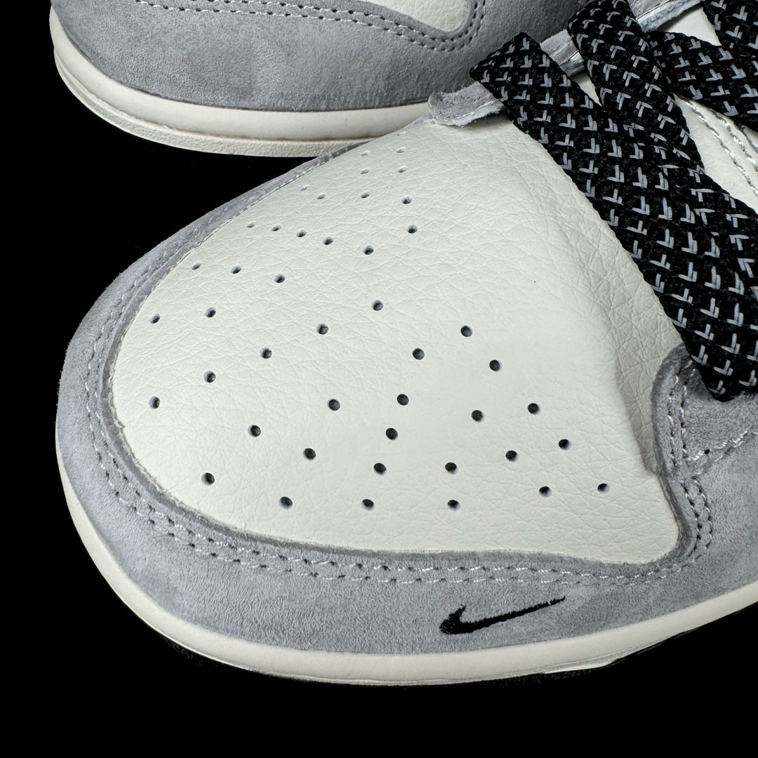 TheNorthFacexNikeDunkLow灰黑双小勾此款主张打破传统的工业化流水线设计限制以Mad