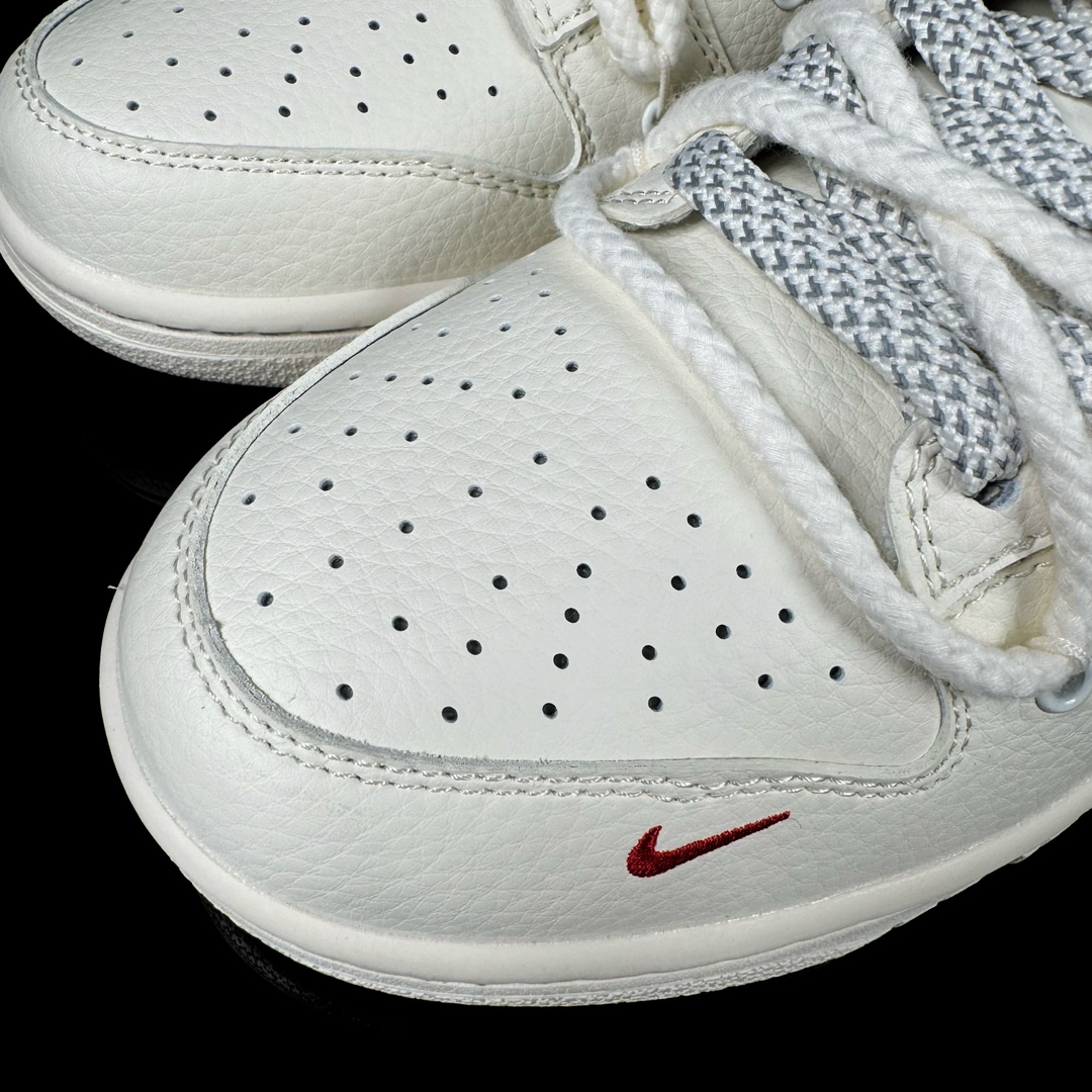 NIKEDUNKSBLOW定制配色定制DunkSB顾名思义具有经典的Dunk血缘又注入了更多的时尚元素相