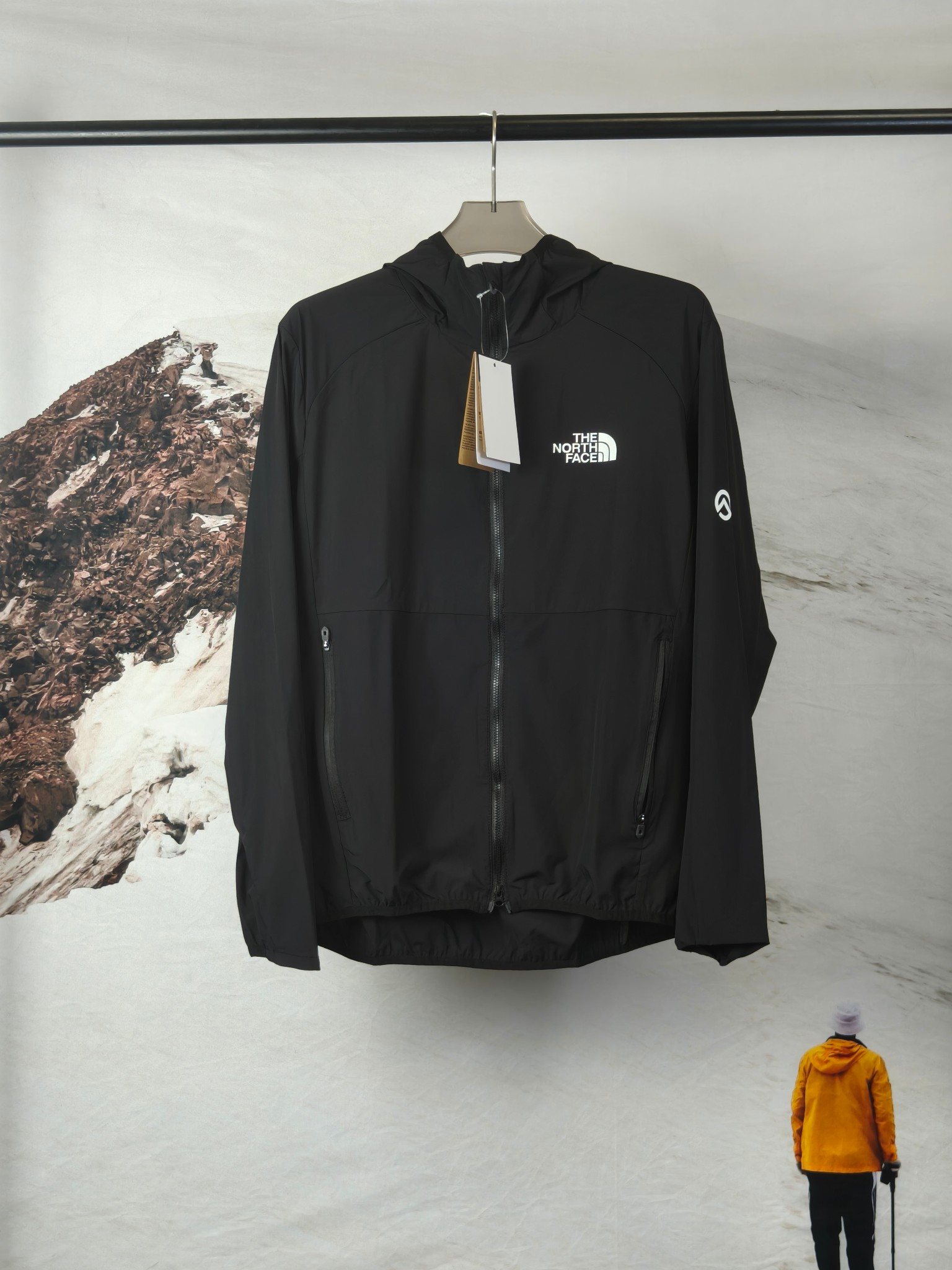 终端供应💰130

TNF丨北面巅峰系列透气连帽防晒衣

Size：S-3XL