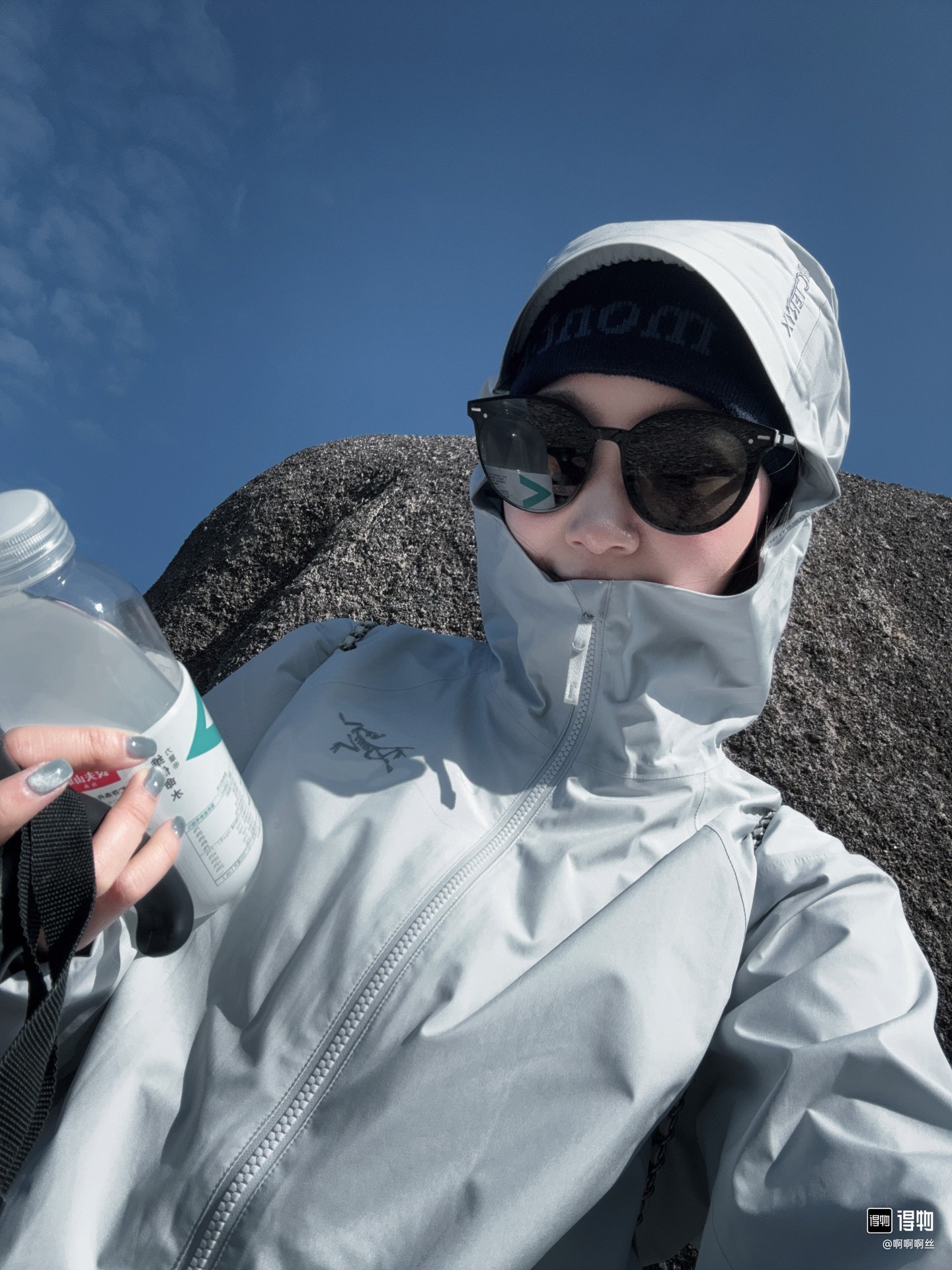 不是下雨不知道往家跑，而是我穿始祖鸟

Arcteryx始祖鸟 KADIN SS23 JACKET 纯色Logo连帽长袖软壳风壳夹克 

尺码：S-XXL