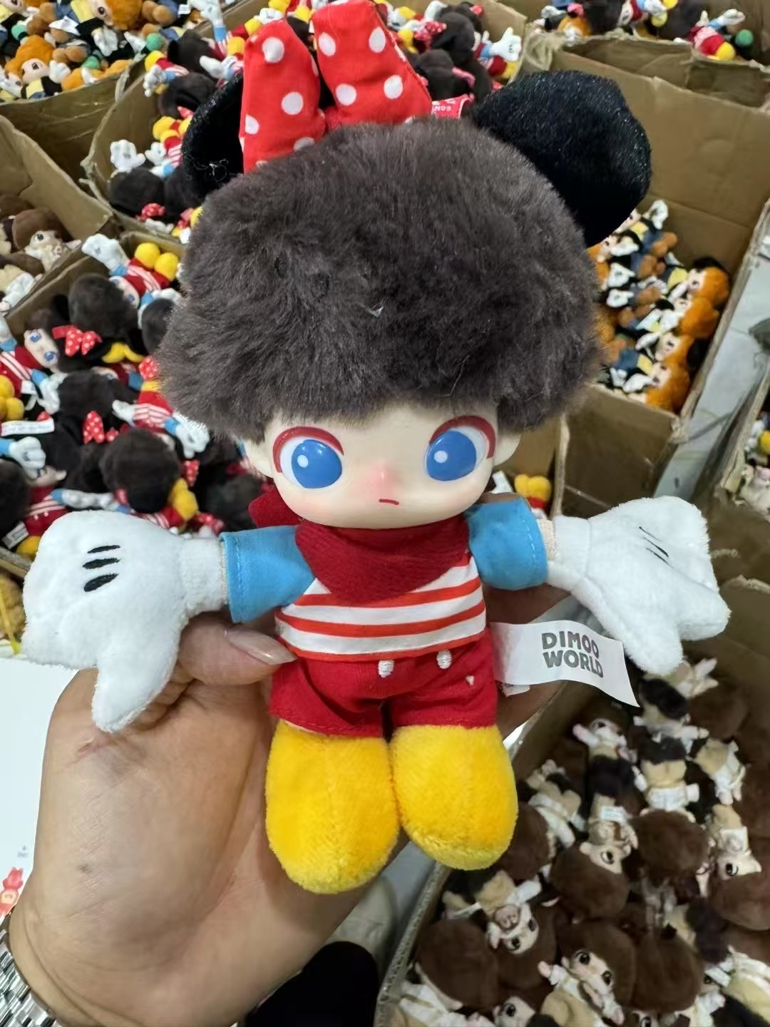85💰可许愿款式尽量满足
泡泡玛特DIMOO WORLD迪士尼联名搪胶毛绒钥匙圈，多款现货，有米奇、米妮、高飞、唐老鸭等角色。拆盒未拆袋，卡盒齐全，单个出售。喜欢的小伙伴可以私聊，