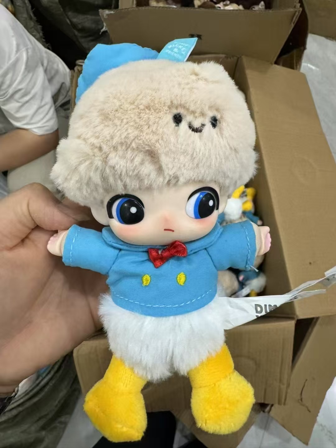 85💰可许愿款式尽量满足
泡泡玛特DIMOO WORLD迪士尼联名搪胶毛绒钥匙圈，多款现货，有米奇、米妮、高飞、唐老鸭等角色。拆盒未拆袋，卡盒齐全，单个出售。喜欢的小伙伴可以私聊，