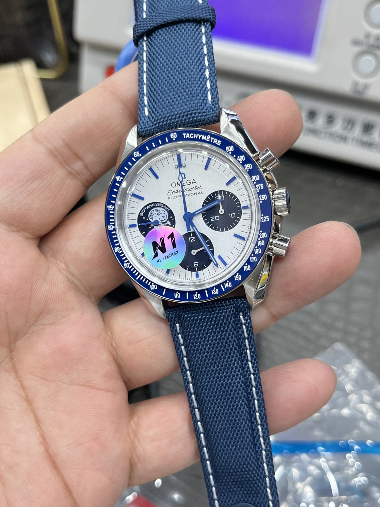 오메가 스피드마스터 스누피 온 더 문 남성 크로노그래프 시계 이미지 5