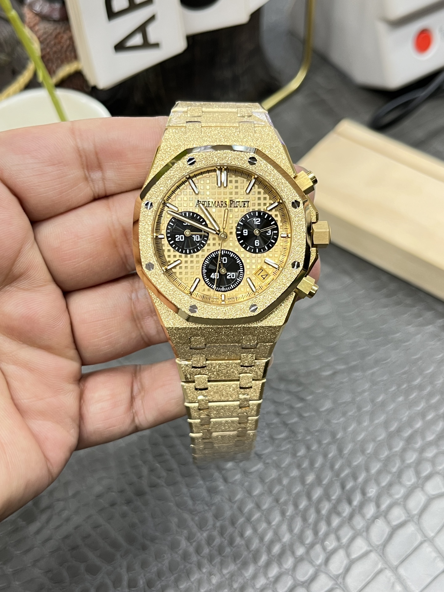 NO:158261,AS Audemars Piguet Royal Oak 26240 Flyback Timer Full Function Series/41mm Frost Golden Panda Eye/Equipped with original mold opening custom Cal.4401 fully automatic integrated machinery,,audemars19860909AS爱彼皇家家橡树26240飞返计时全功能系列/41mm霜金熊猫眼/ 搭载原装开模定制Cal.4401全自动一体机械,,audemars,Watch
