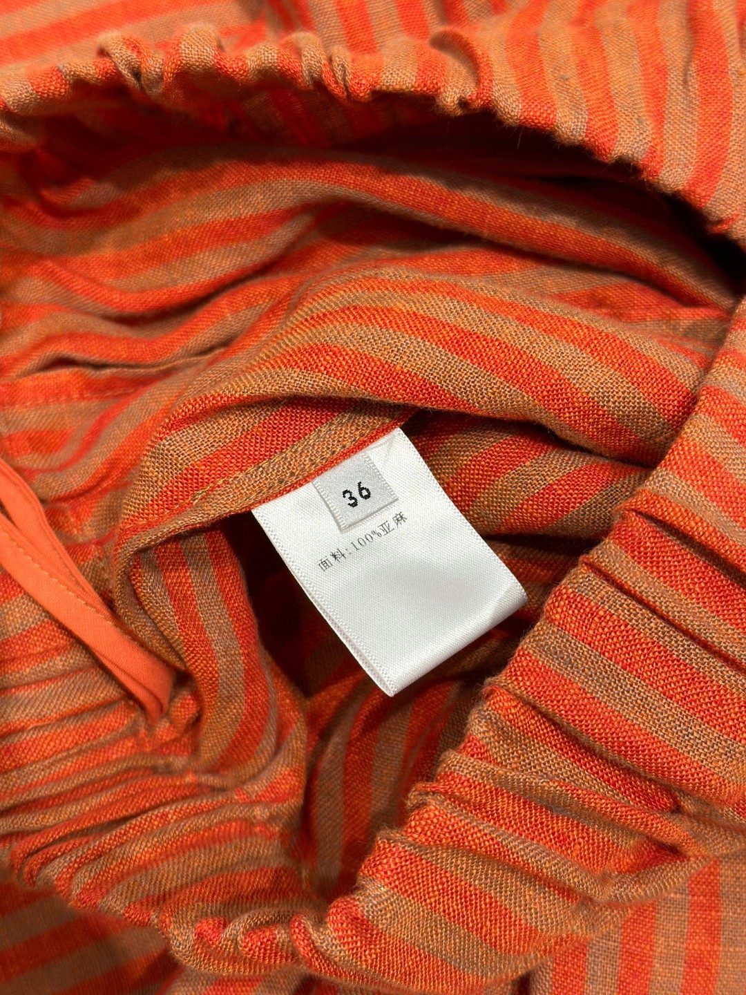 条纹直筒裤 棕色和橘色的竖条纹 贴合夏天的明媚 纯亚麻的材质让线条更显流畅 轻薄透气经典剪裁 保留阔腿的