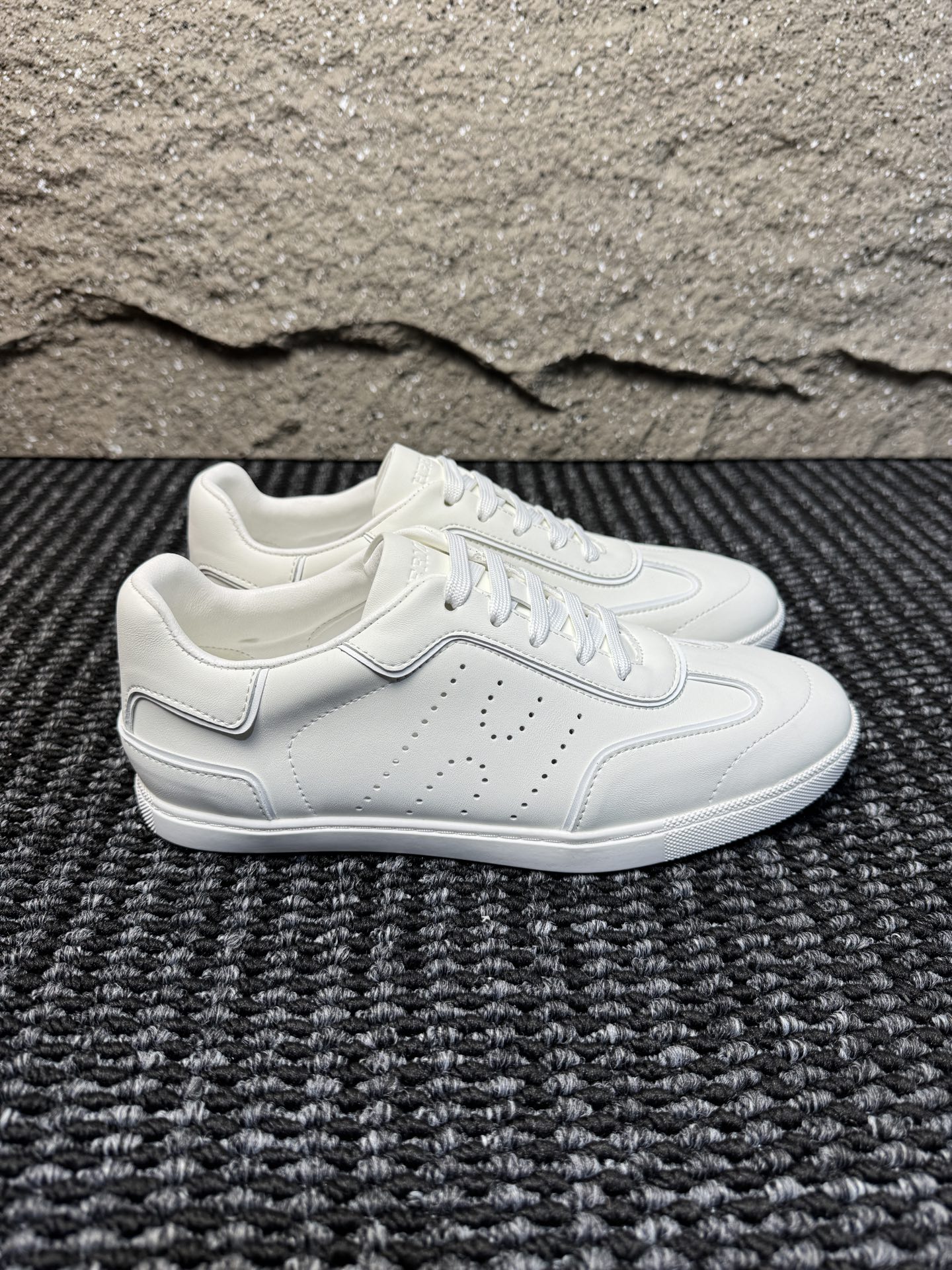 【 HERMES】爱马仕  P290
-高端品质  官网同款
-鞋面：🔝纳帕小牛皮、激光冲孔 H 字样
-内里：水染牛皮
-大底：超轻TPU成型大底
-超高品控·做工精细：凸显(高端·贵气·档次)
-Size ：38-44（45可订做)·