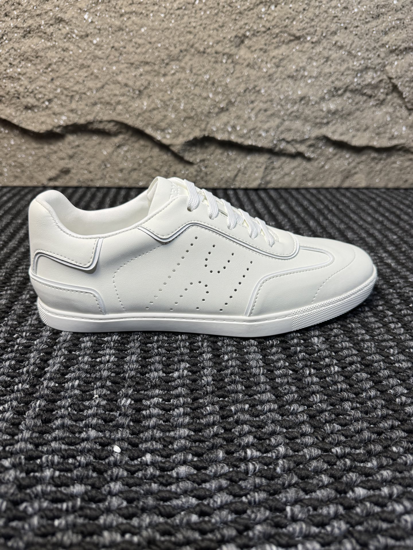 【 HERMES】爱马仕 P290
-高端品质 官网同款
-鞋面:🔝纳帕小牛皮、激光冲孔 H 字样
-内里:水染牛皮
-大底:超轻TPU成型大底
-超高品控·做工精细:凸显(高端·贵气·档次)
-Size :38-44(45可订做)·