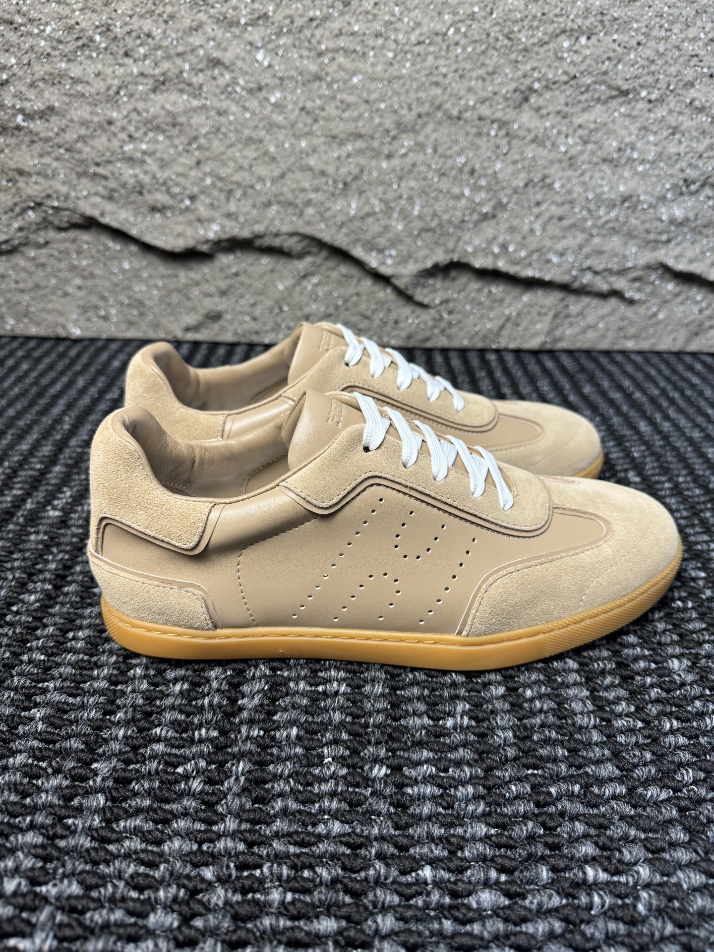 【 HERMES】爱马仕  P290
-高端品质  官网同款
-鞋面：🔝纳帕小牛皮、激光冲孔 H 字样
-内里：水染牛皮
-大底：超轻TPU成型大底
-超高品控·做工精细：凸显(高端·贵气·档次)
-Size ：38-44（45可订做)·