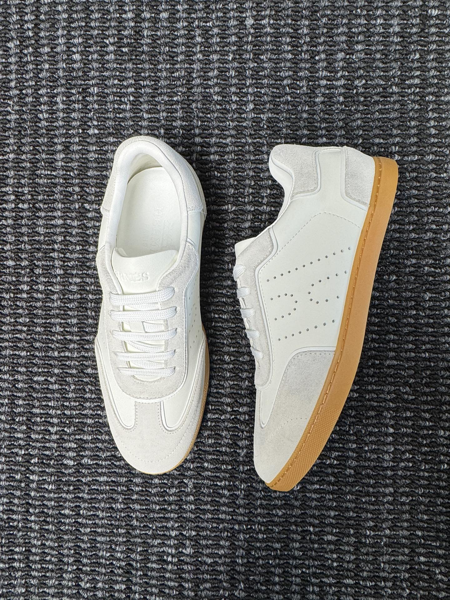 【 HERMES】爱马仕 P290
-高端品质 官网同款
-鞋面:🔝纳帕小牛皮、激光冲孔 H 字样
-内里:水染牛皮
-大底:超轻TPU成型大底
-超高品控·做工精细:凸显(高端·贵气·档次)
-Size :38-44(45可订做)·