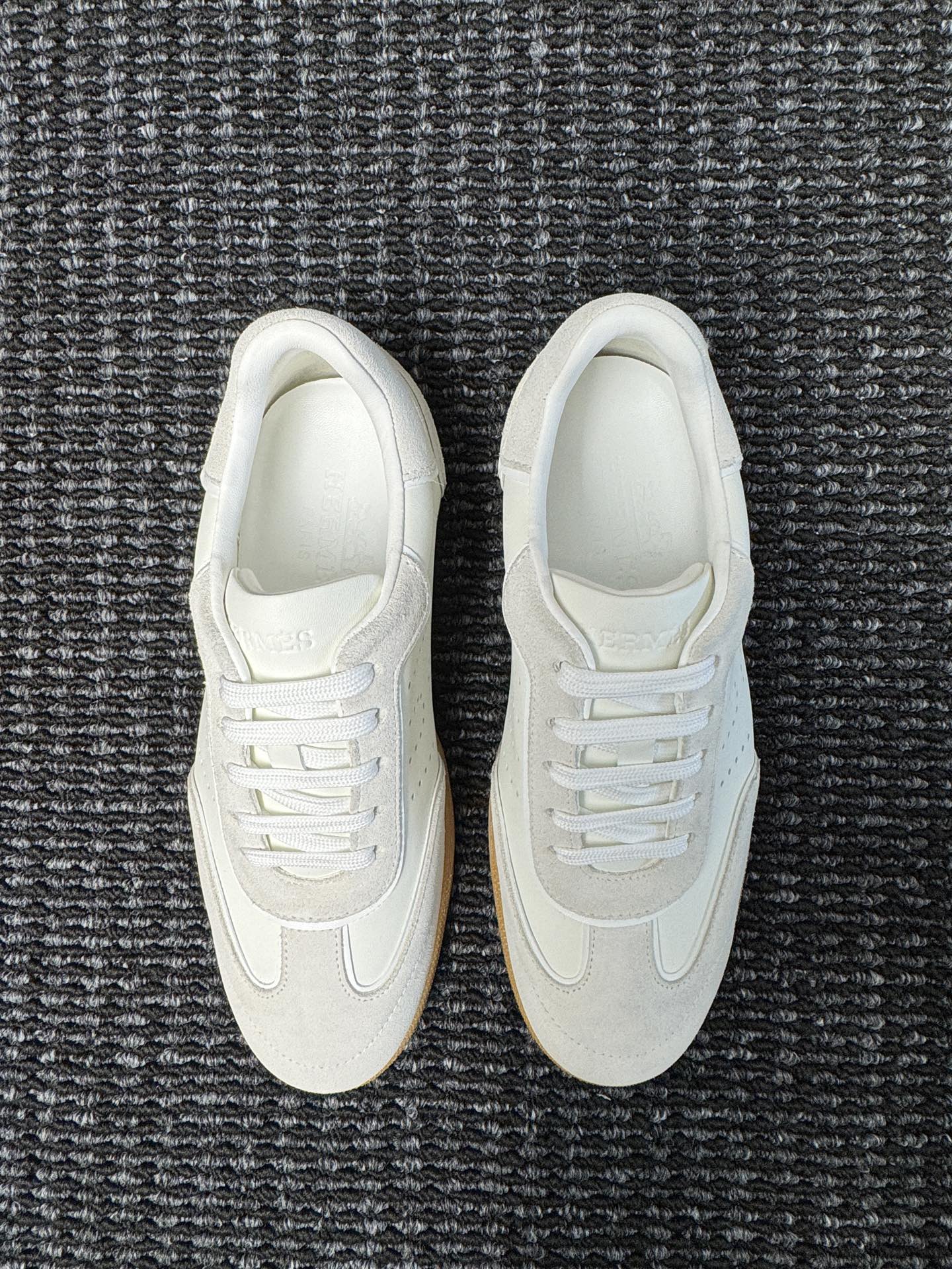 【 HERMES】爱马仕 P290
-高端品质 官网同款
-鞋面:🔝纳帕小牛皮、激光冲孔 H 字样
-内里:水染牛皮
-大底:超轻TPU成型大底
-超高品控·做工精细:凸显(高端·贵气·档次)
-Size :38-44(45可订做)·