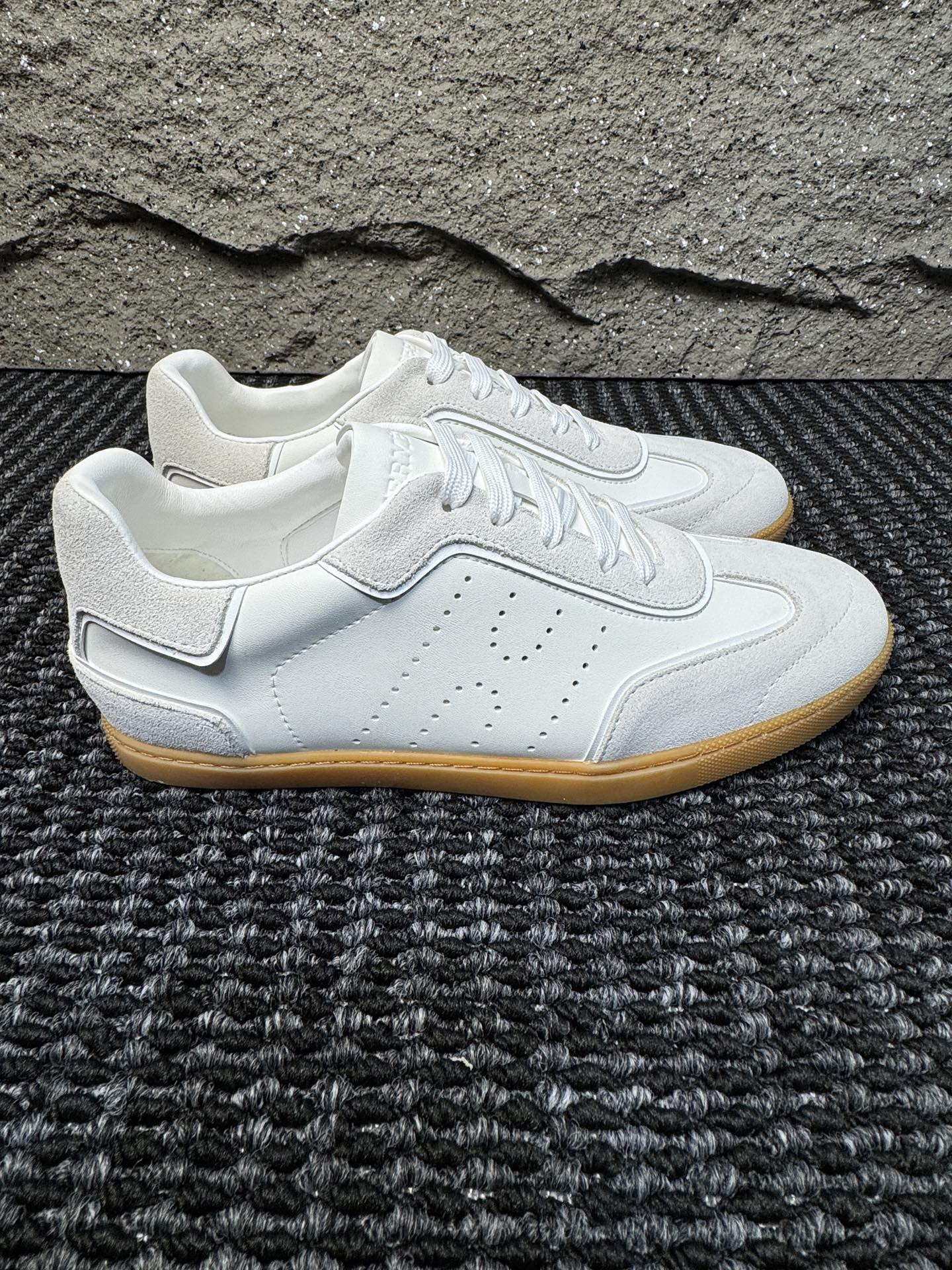 【 HERMES】爱马仕  P290
-高端品质  官网同款
-鞋面：🔝纳帕小牛皮、激光冲孔 H 字样
-内里：水染牛皮
-大底：超轻TPU成型大底
-超高品控·做工精细：凸显(高端·贵气·档次)
-Size ：38-44（45可订做)·