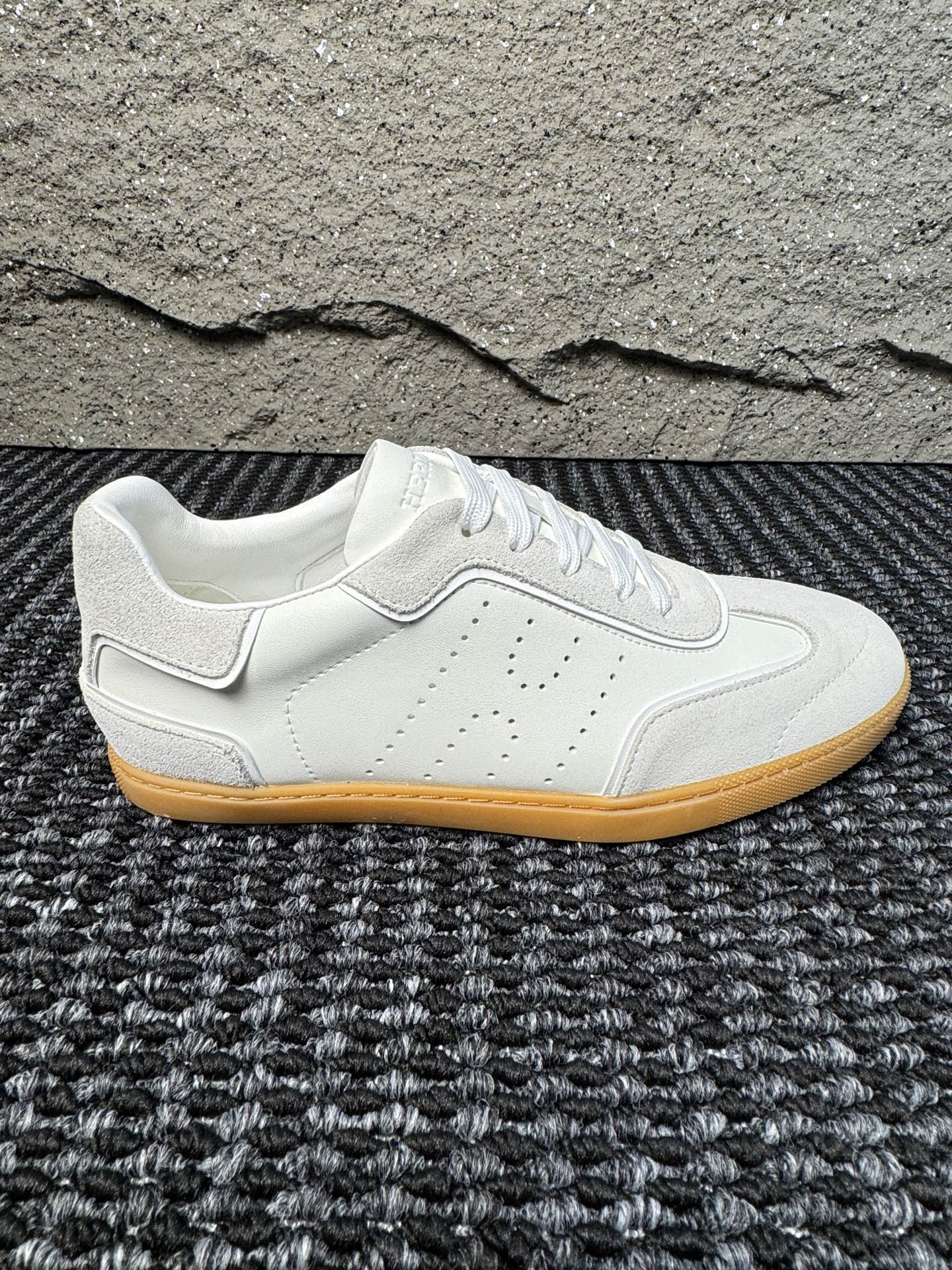 【 HERMES】爱马仕 P290
-高端品质 官网同款
-鞋面:🔝纳帕小牛皮、激光冲孔 H 字样
-内里:水染牛皮
-大底:超轻TPU成型大底
-超高品控·做工精细:凸显(高端·贵气·档次)
-Size :38-44(45可订做)·