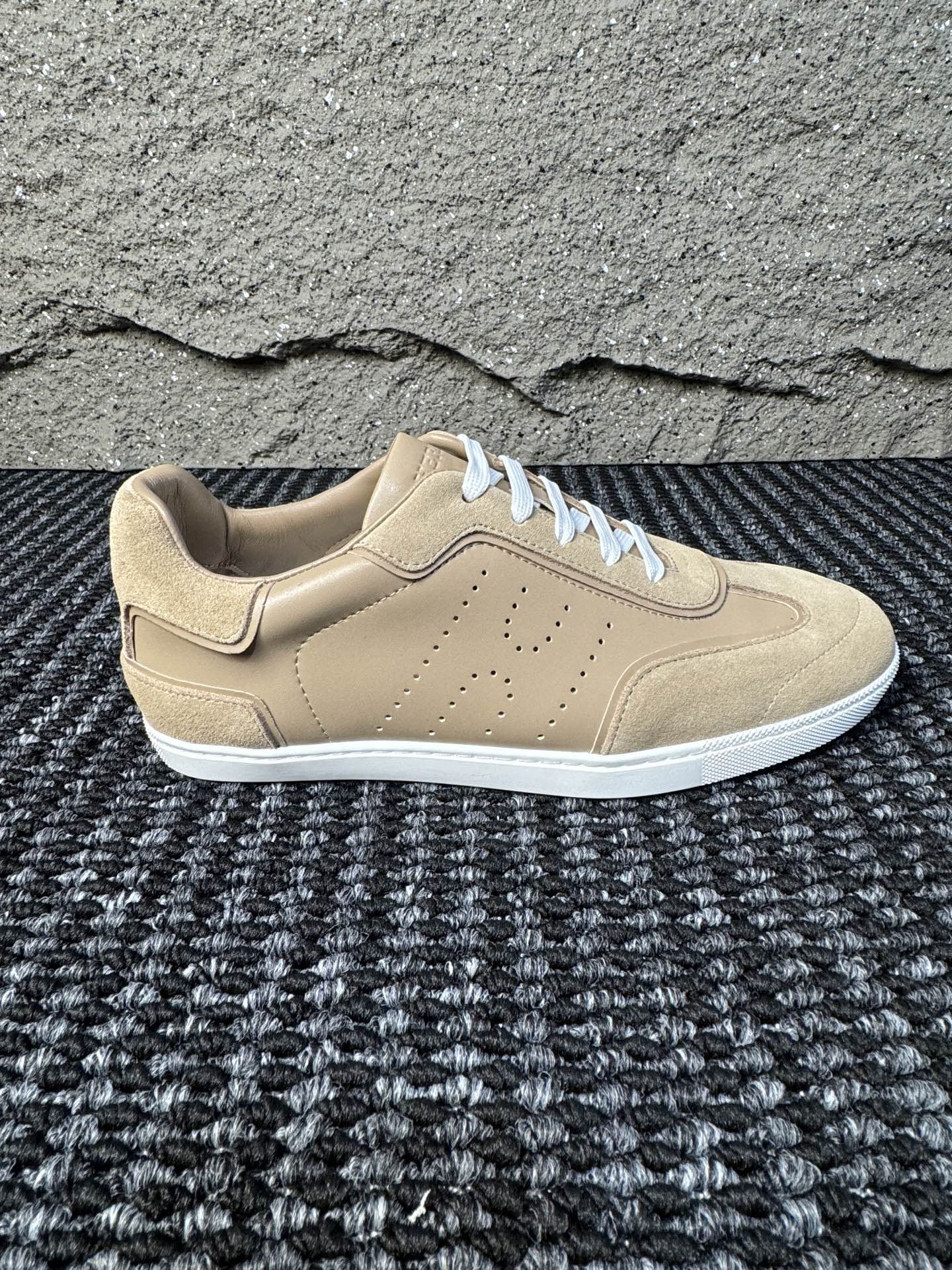 【 HERMES】爱马仕 P290
-高端品质 官网同款
-鞋面:🔝纳帕小牛皮、激光冲孔 H 字样
-内里:水染牛皮
-大底:超轻TPU成型大底
-超高品控·做工精细:凸显(高端·贵气·档次)
-Size :38-44(45可订做)·