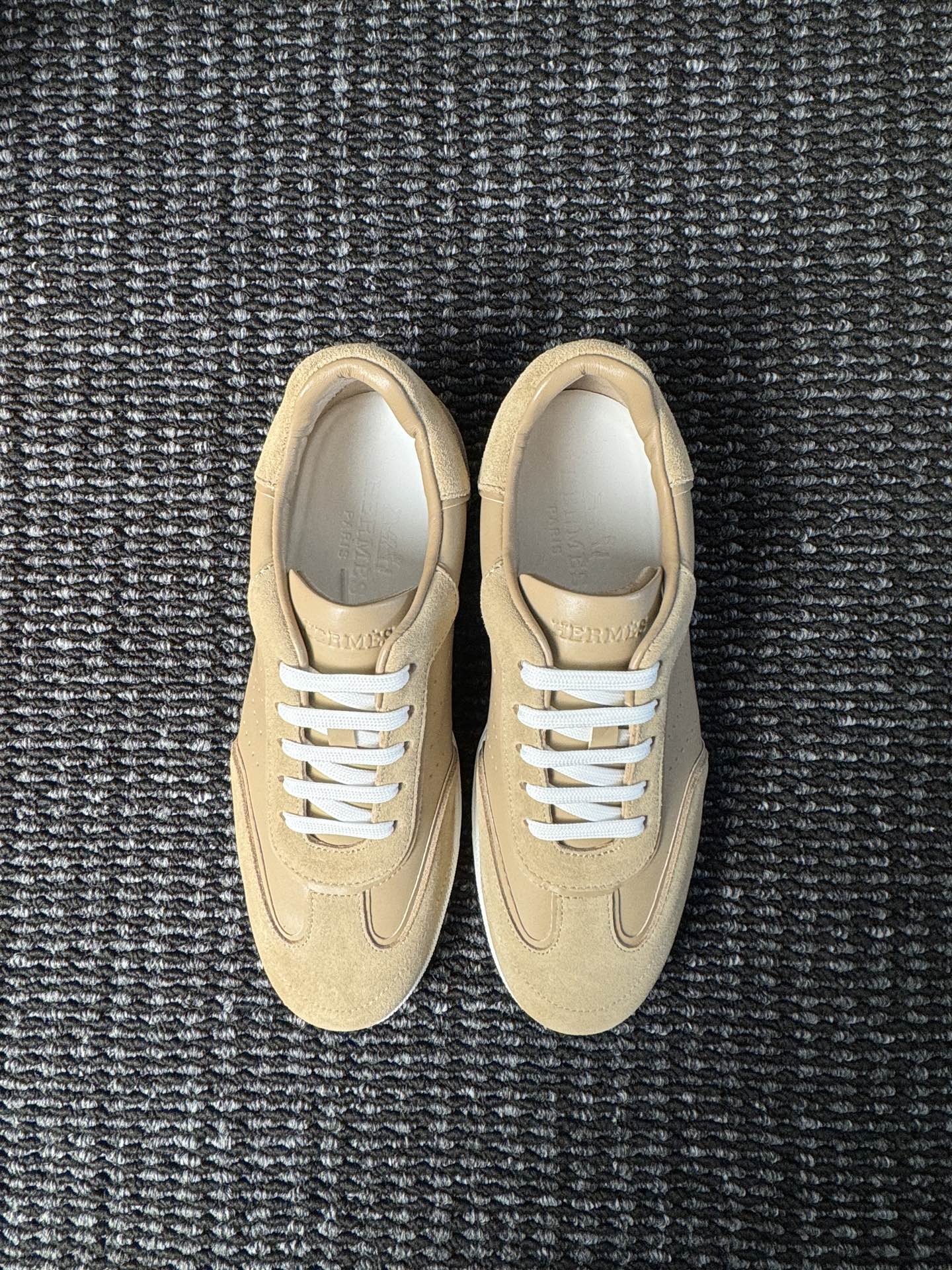 【 HERMES】爱马仕 P290
-高端品质 官网同款
-鞋面:🔝纳帕小牛皮、激光冲孔 H 字样
-内里:水染牛皮
-大底:超轻TPU成型大底
-超高品控·做工精细:凸显(高端·贵气·档次)
-Size :38-44(45可订做)·