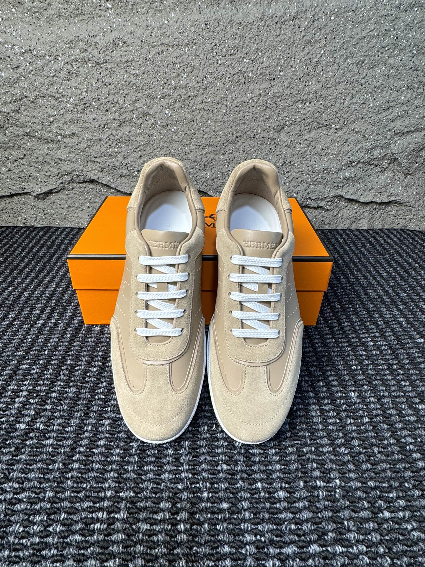 【 HERMES】爱马仕 P290
-高端品质 官网同款
-鞋面:🔝纳帕小牛皮、激光冲孔 H 字样
-内里:水染牛皮
-大底:超轻TPU成型大底
-超高品控·做工精细:凸显(高端·贵气·档次)
-Size :38-44(45可订做)·