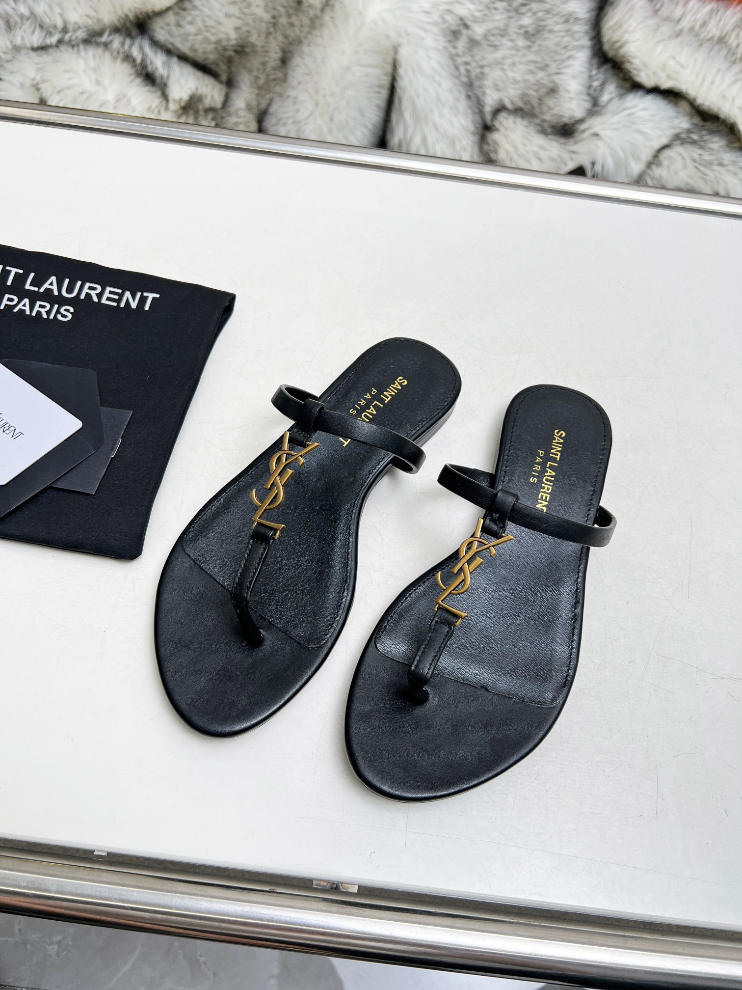 Yves Saint Laurent Schuhe Badelatschen Gold Hardware Rindsleder Schaffell